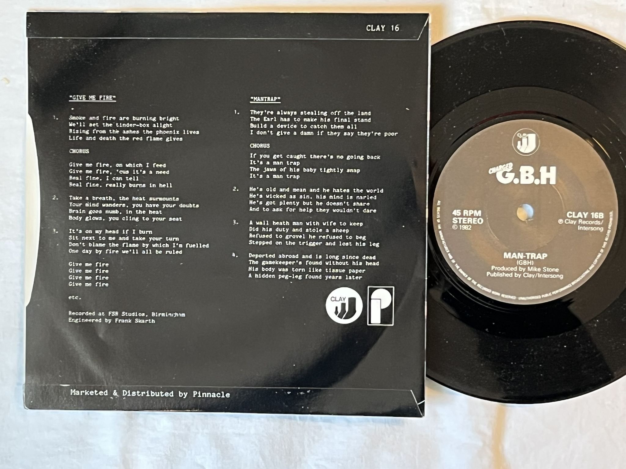 Omslagsbild för skivan CHARGED GBH man-trap 7" -82 UK CLAY 16