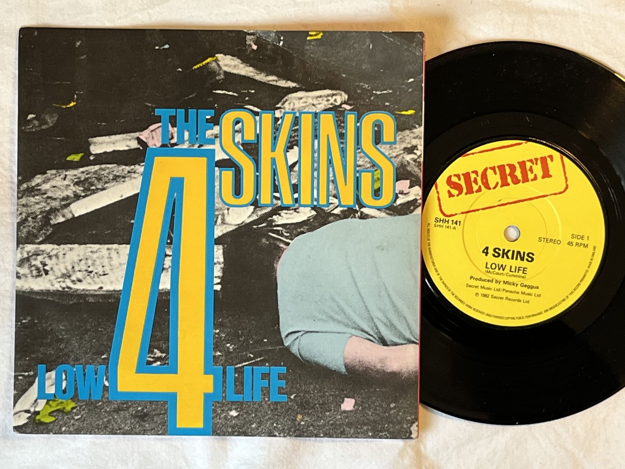 Omslagsbild för skivan 4 SKINS Low Life 7" -82 UK secret SHH 141