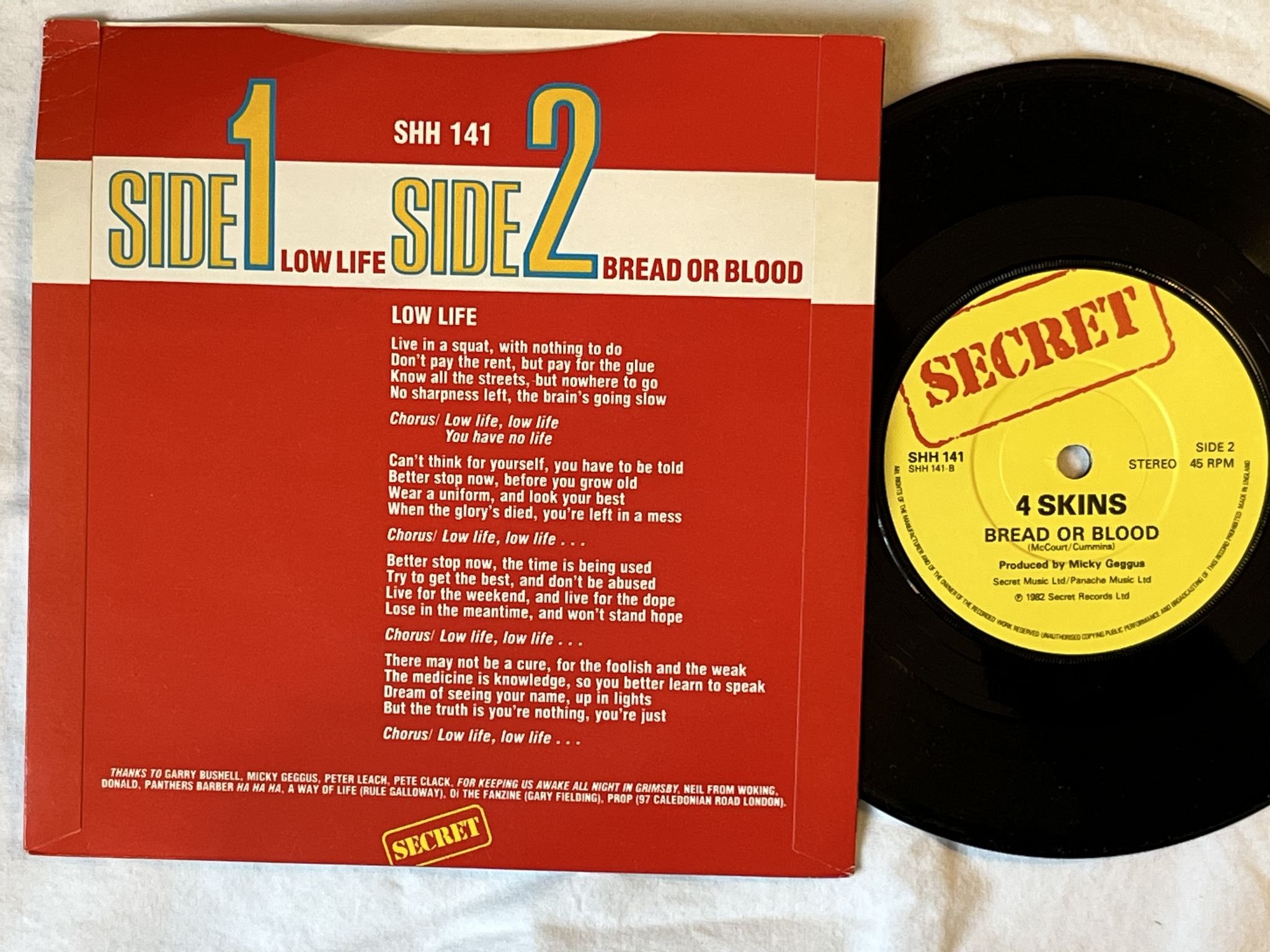Omslagsbild för skivan 4 SKINS Low Life 7" -82 UK secret SHH 141