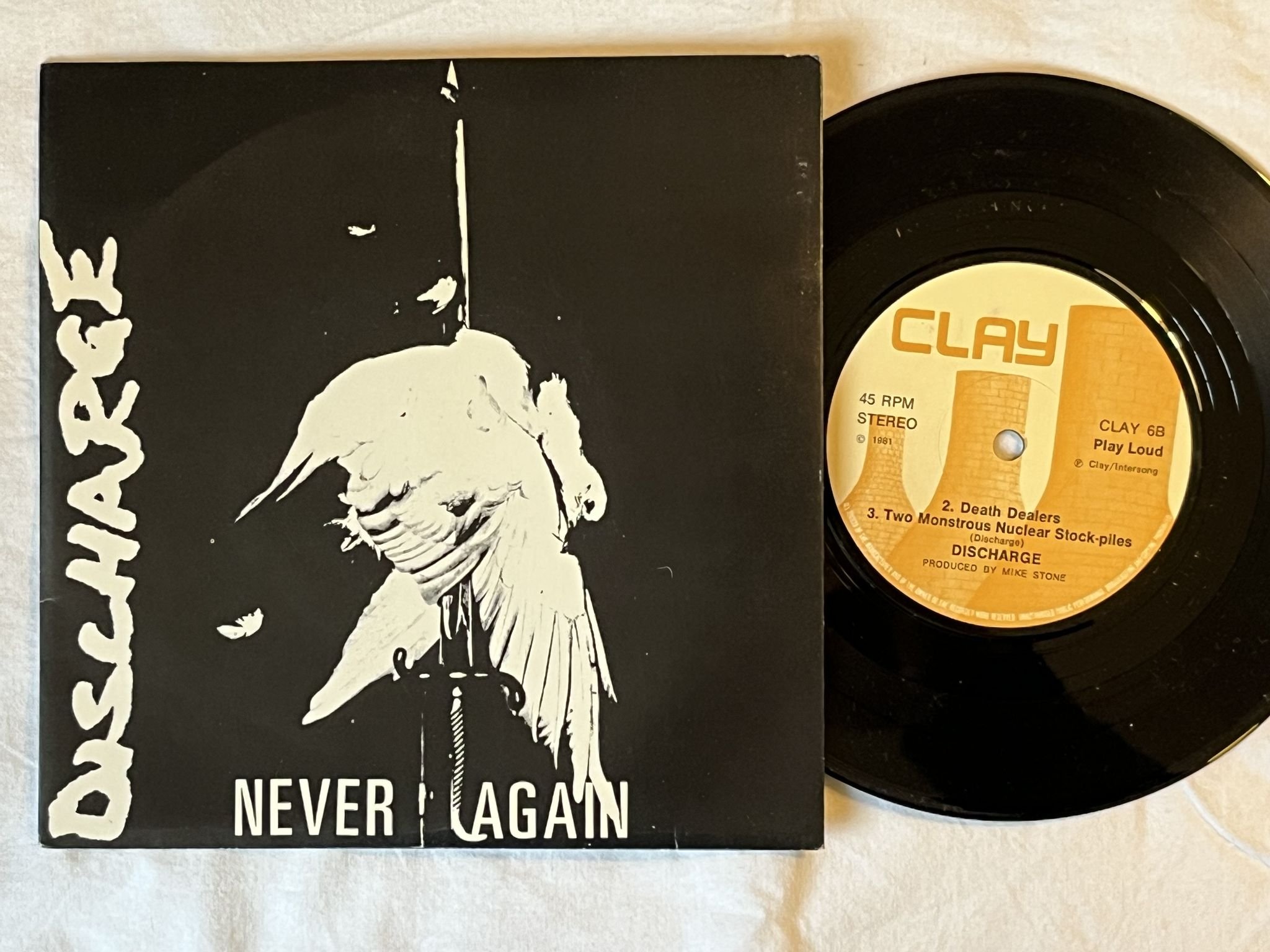 Omslagsbild för skivan DISCHARGE never again 7" -81 UK CLAY 6