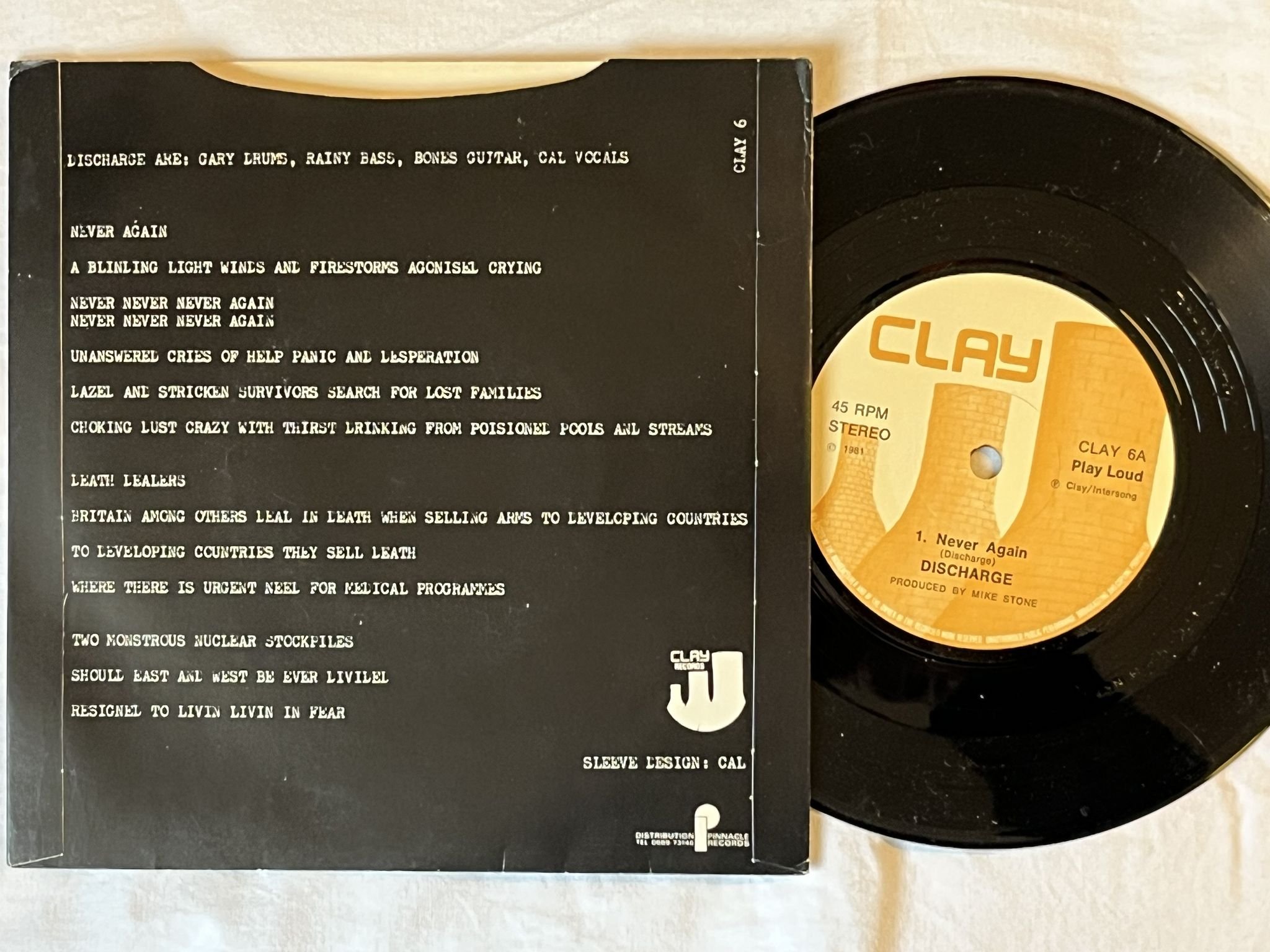 Omslagsbild för skivan DISCHARGE never again 7" -81 UK CLAY 6