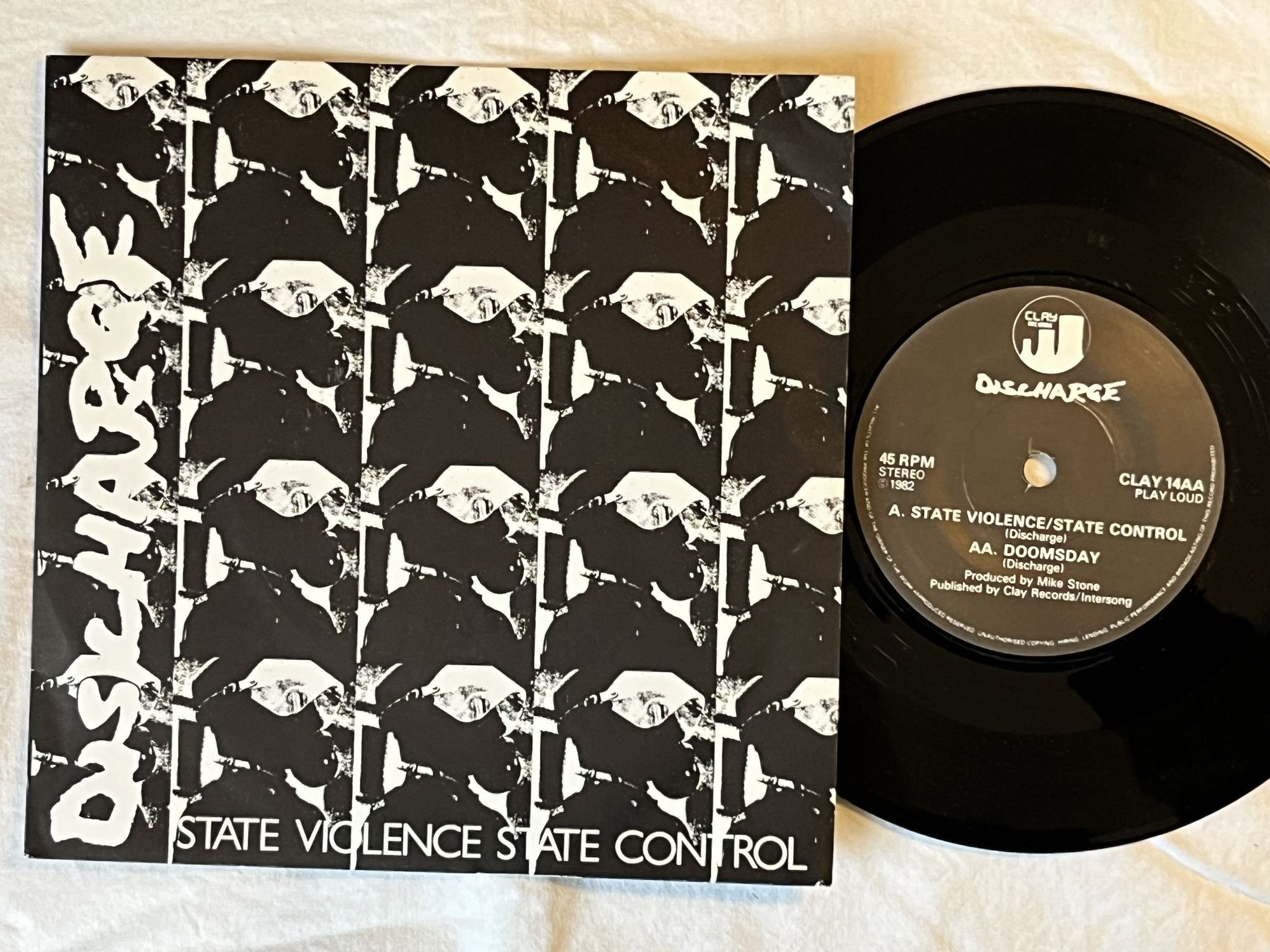 Omslagsbild för skivan DISCHARGE State Violence State Control 7" -82 UK CLAY 14