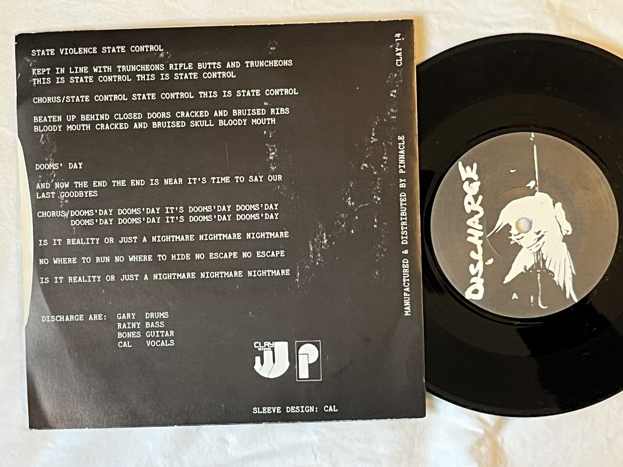 Omslagsbild för skivan DISCHARGE State Violence State Control 7" -82 UK CLAY 14