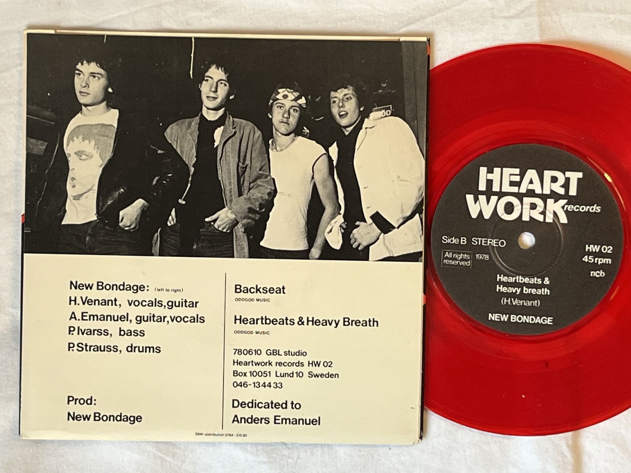 Omslagsbild för skivan NEW BONDAGE back seat 7" -78 Swe HEARTWORK HW 02 *** RED VINYL ***