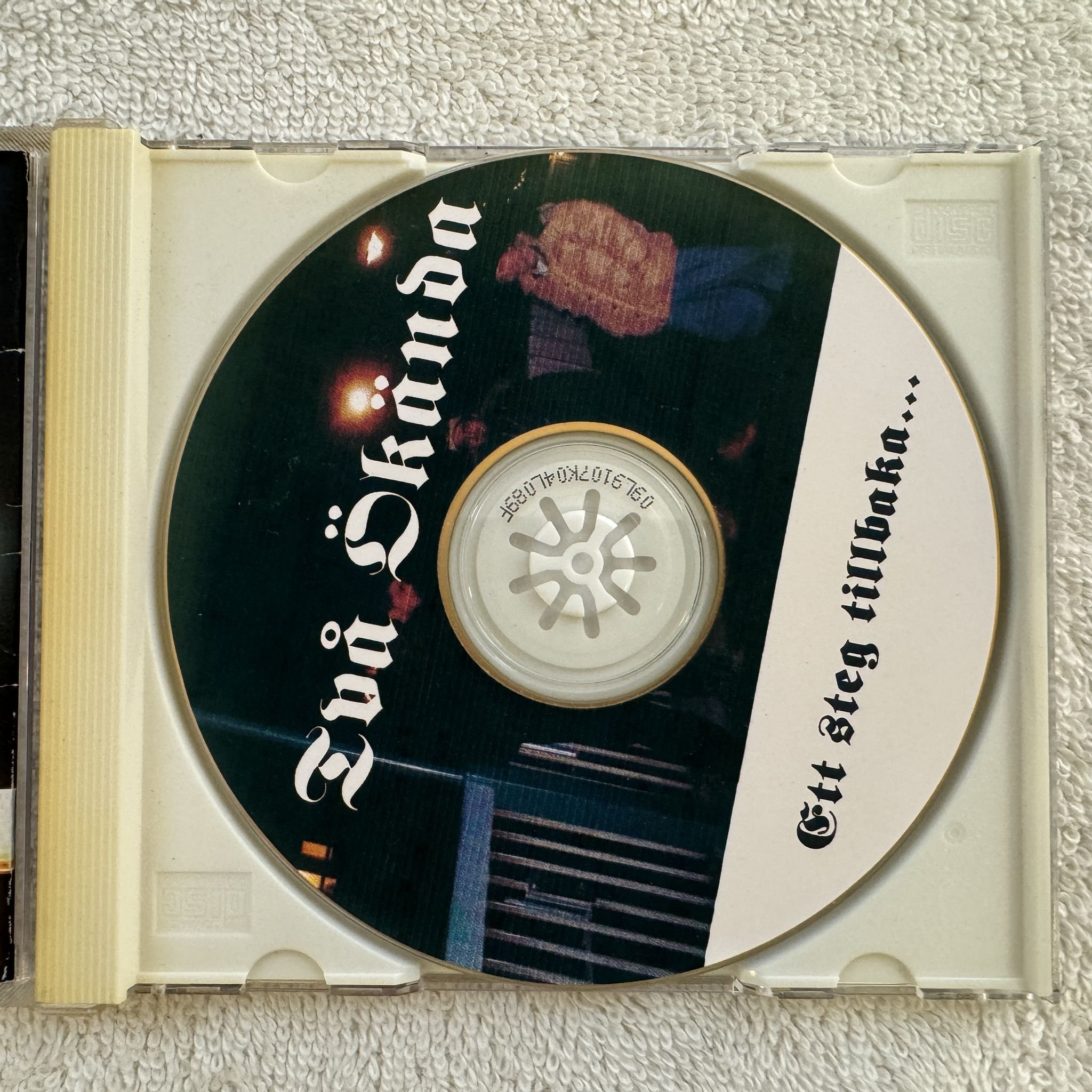 Omslagsbild för skivan TVÅ ÖKÄNDA ett steg tillbaka... CD 200? DEMO SWERAP