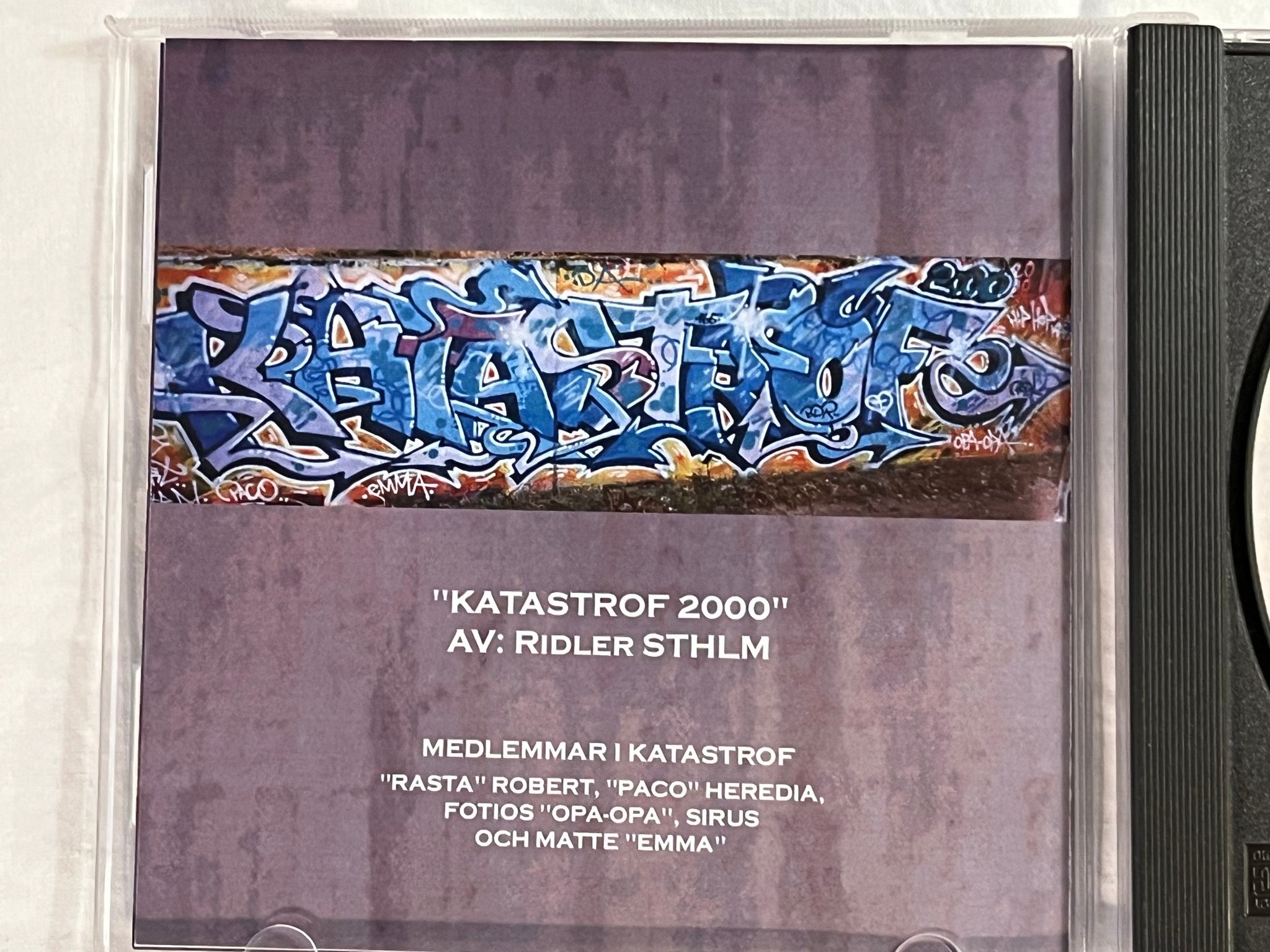Omslagsbild för skivan FÖRSTA KAPITLET slutstation CD demo 2001 SWERAP