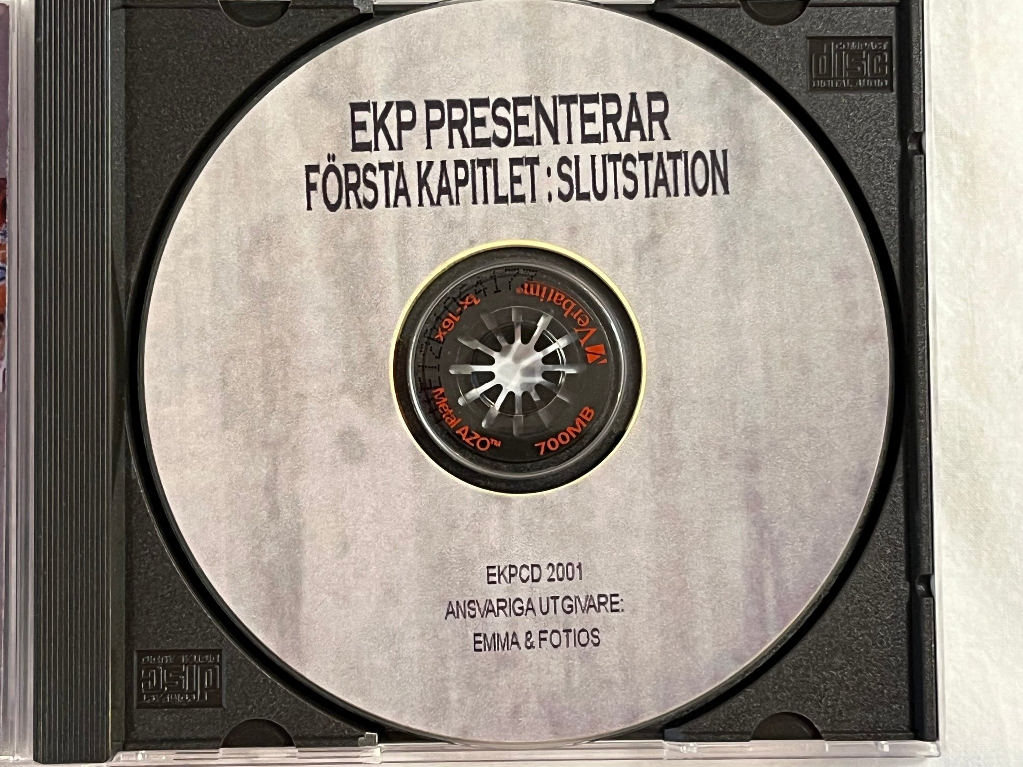 Omslagsbild för skivan FÖRSTA KAPITLET slutstation CD demo 2001 SWERAP
