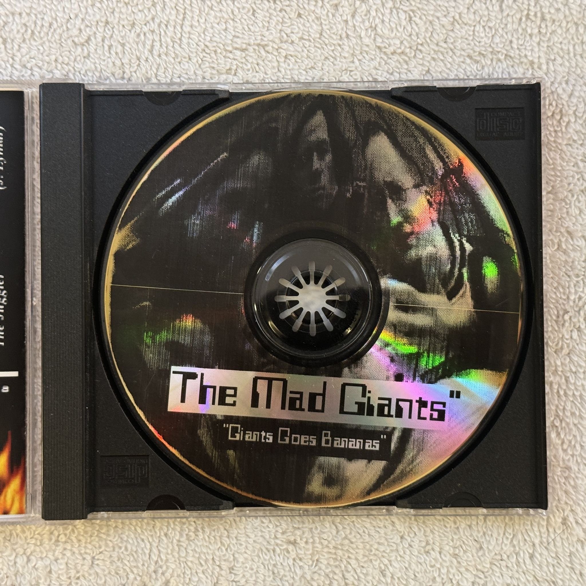 Omslagsbild för skivan MAD GIANTS Giants Goes Bananas CD 2001 SWERAP