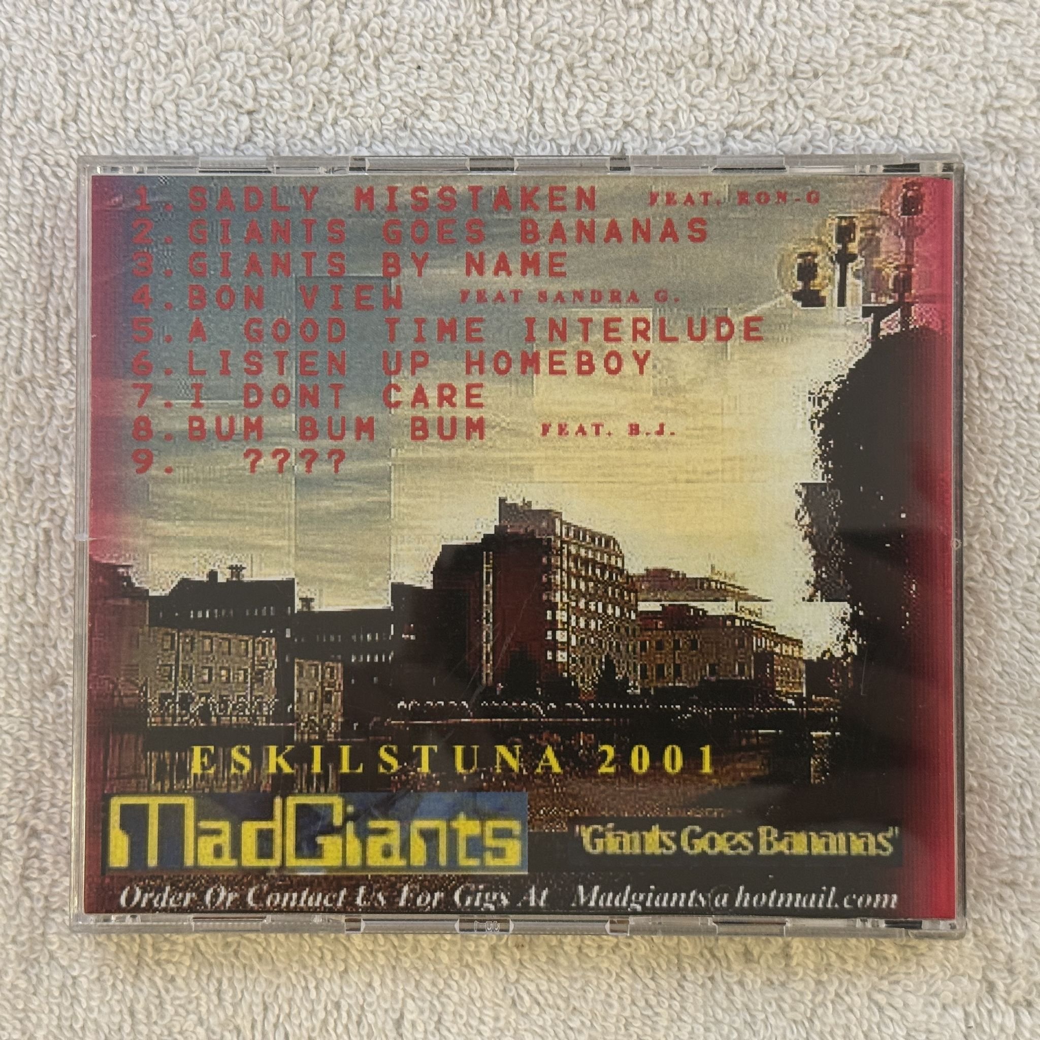 Omslagsbild för skivan MAD GIANTS Giants Goes Bananas CD 2001 SWERAP