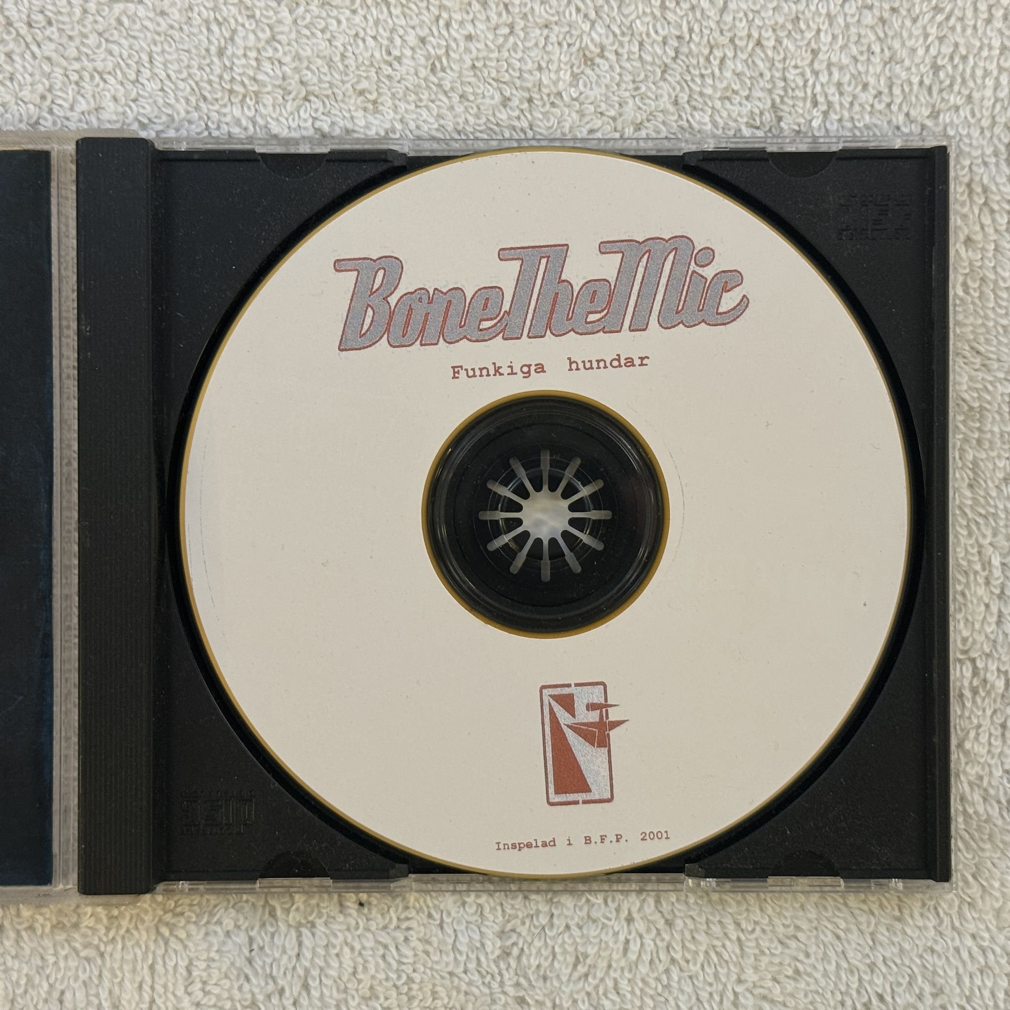 Omslagsbild för skivan BONETHEMIC funkiga hundar CD 2001 SWERAP