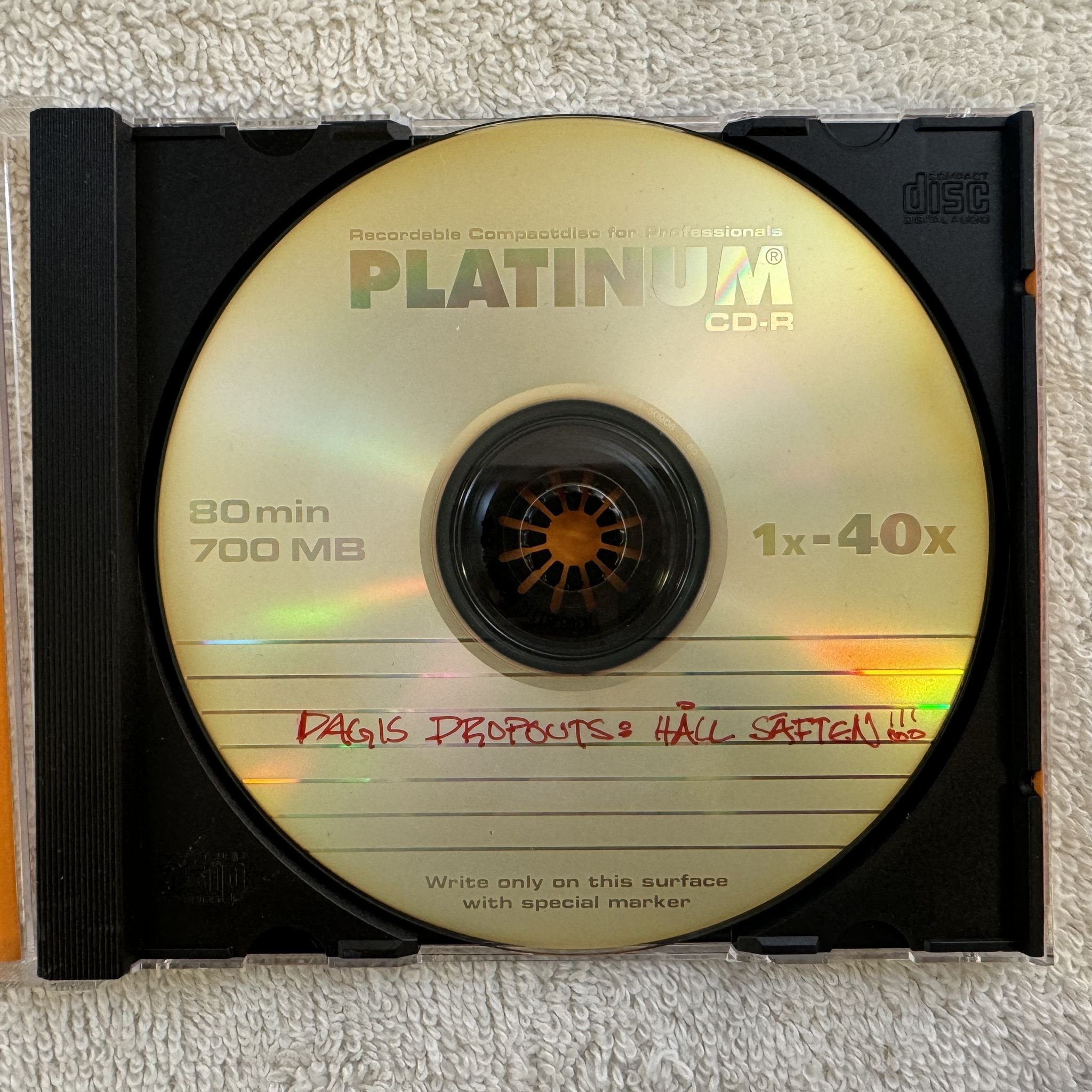 Omslagsbild för skivan DAGIS DROPOUTS ( Mc Barva & Slusken ) håll säften !!! CD 2001 demo SWERAP