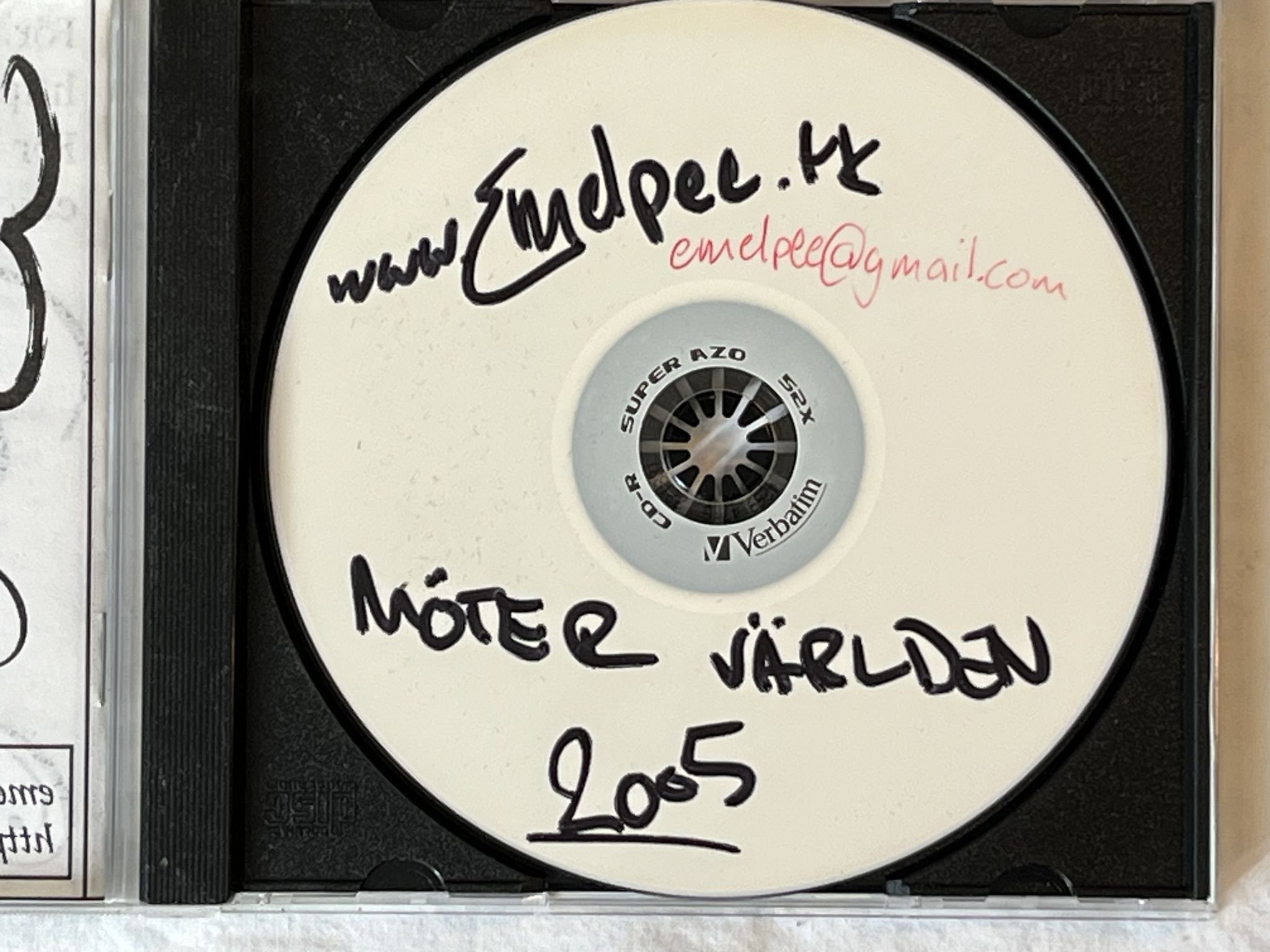 Omslagsbild för skivan EMELPEE möter världen CD 2005 demo SWERAP