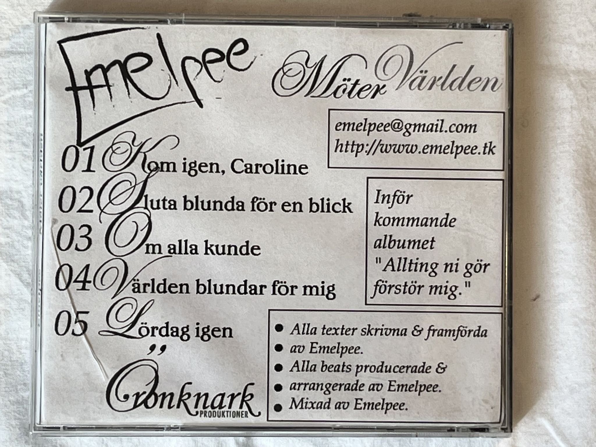 Omslagsbild för skivan EMELPEE möter världen CD 2005 demo SWERAP