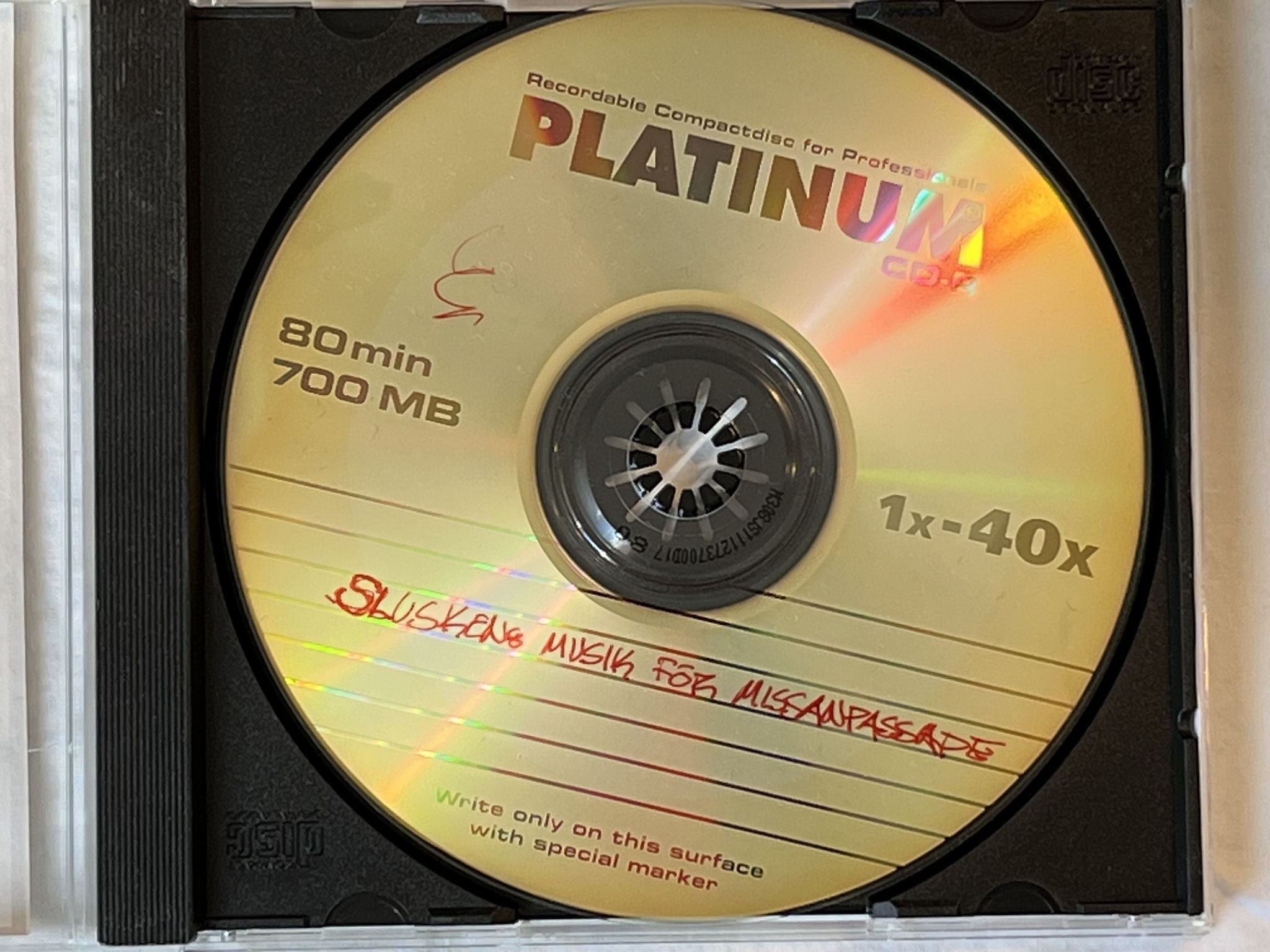 Omslagsbild för skivan SLUSKEN musik för missanpassade CD 2002 SWERAP