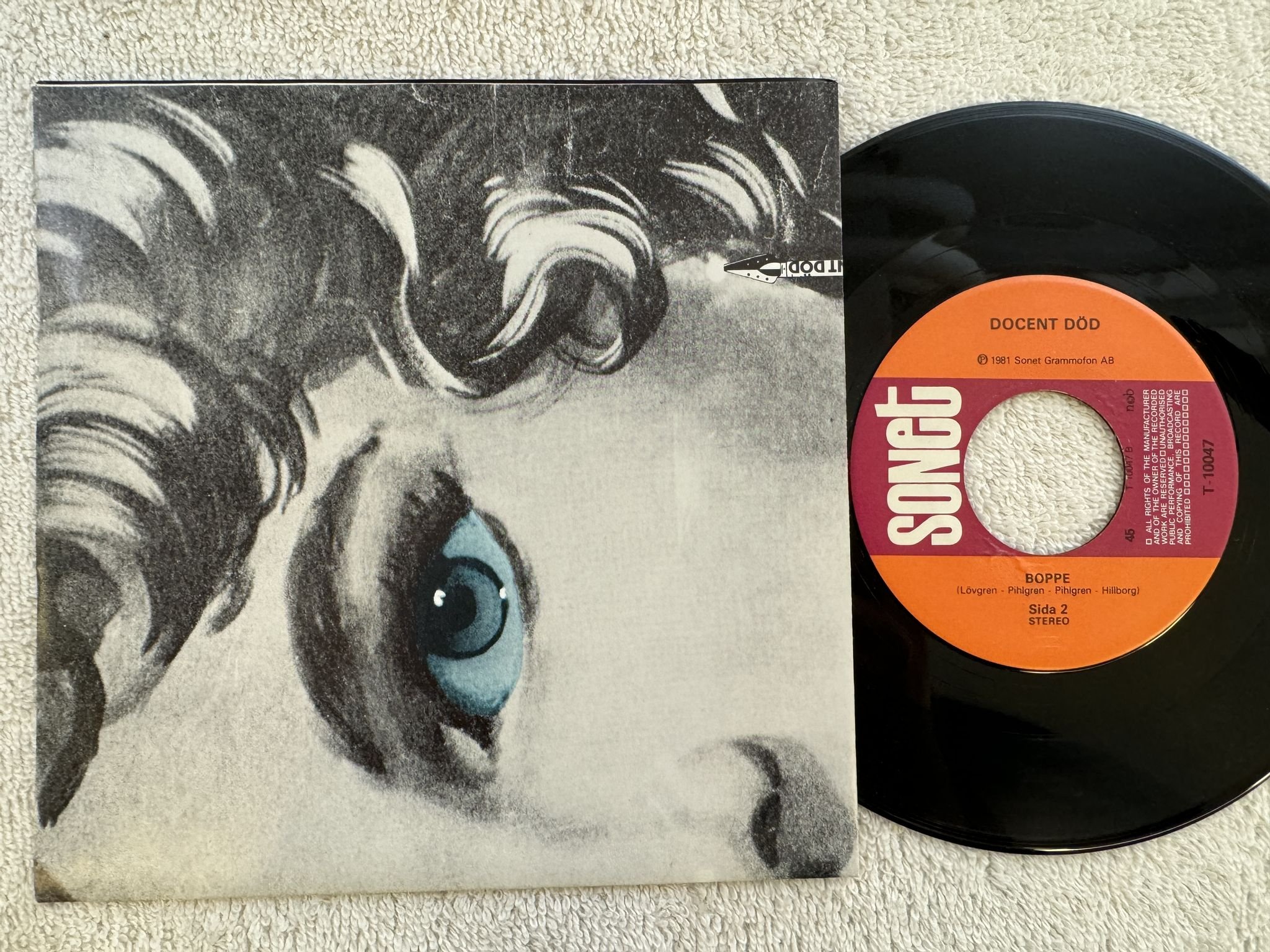 Omslagsbild för skivan DOCENT DÖD hon dansar bara med nyktra killar 7" -81 SONET T-10047 *** SIGNED ***