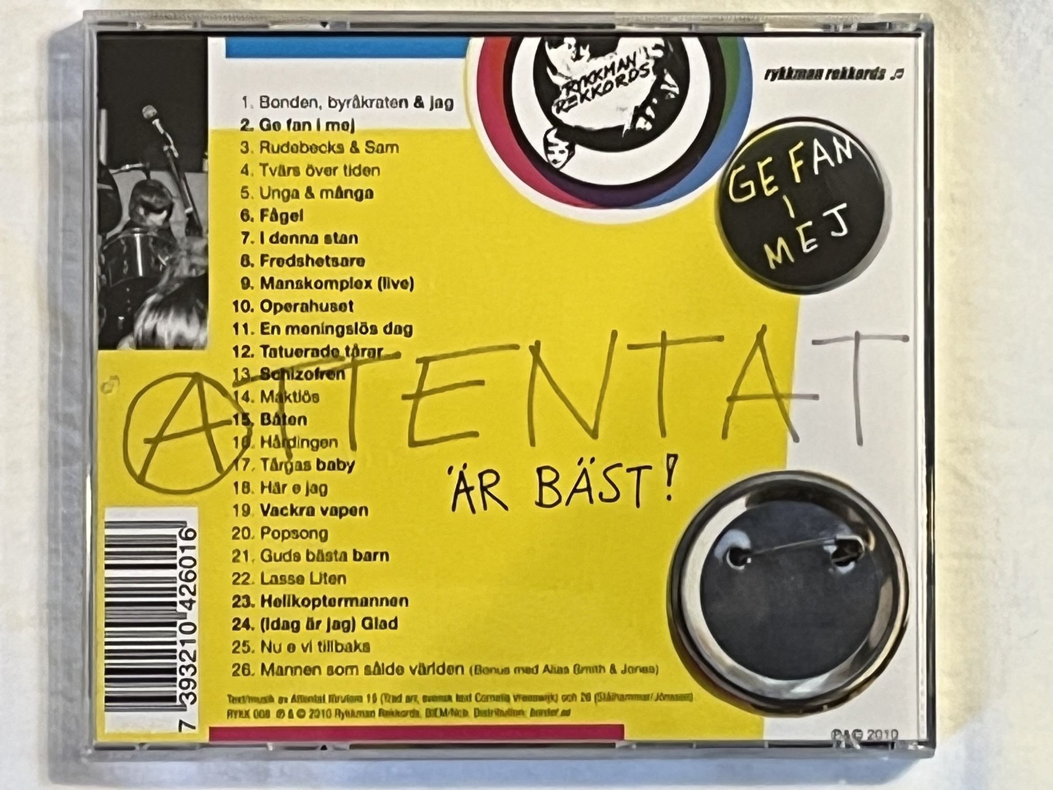 Omslagsbild för skivan ATTENTAT Attentat Är Bäst! CD 2010 RYKKMAN REKKORDS RYKK 008 *** SIGNED ***