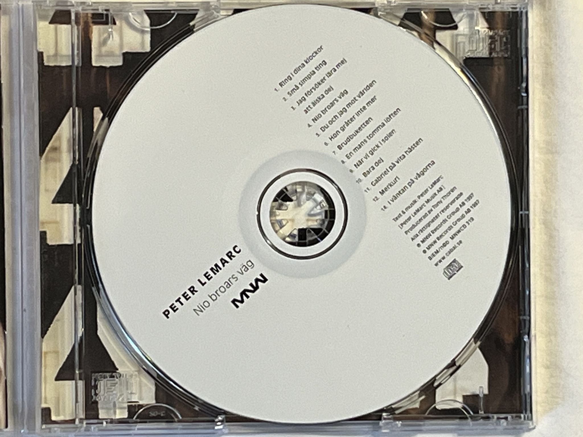 Omslagsbild för skivan PETER LeMARC Nio Broars Väg CD -97 MNW – MNWCD 319 *** SIGNED ***