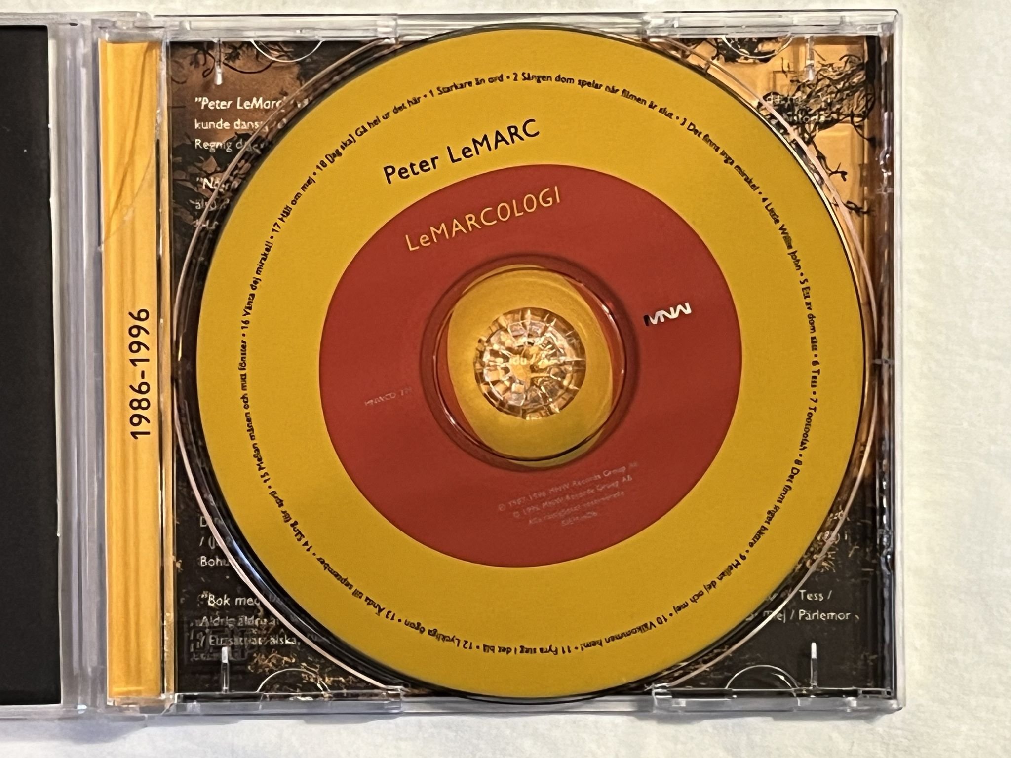 Omslagsbild för skivan PETER LeMARC LeMarcologi 1986 - 1996 CD -96 MNW – MNWCD 289 *** SIGNED ***
