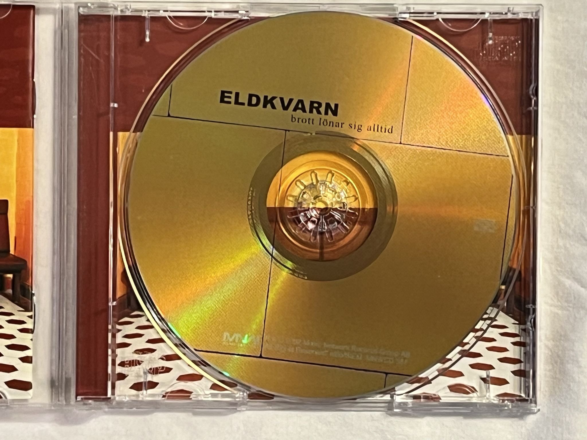 Omslagsbild för skivan ELDKVARN brott lönar sig alltid CD 2002 MNW MNWCD 387 ** SIGNED **