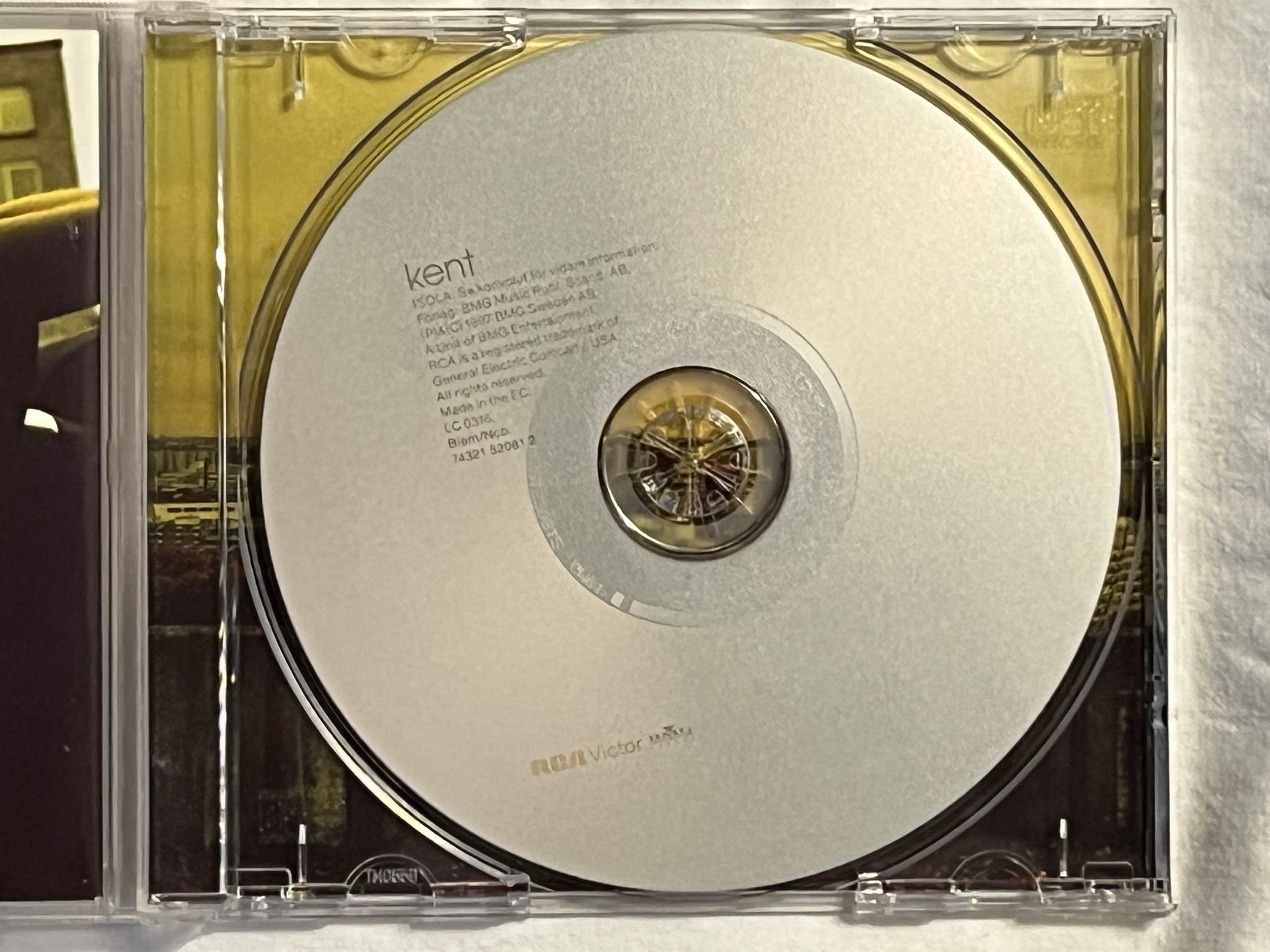 Omslagsbild för skivan KENT isola CD -97 BMG Sweden – 74321 52081 2 **** SIGNED ****