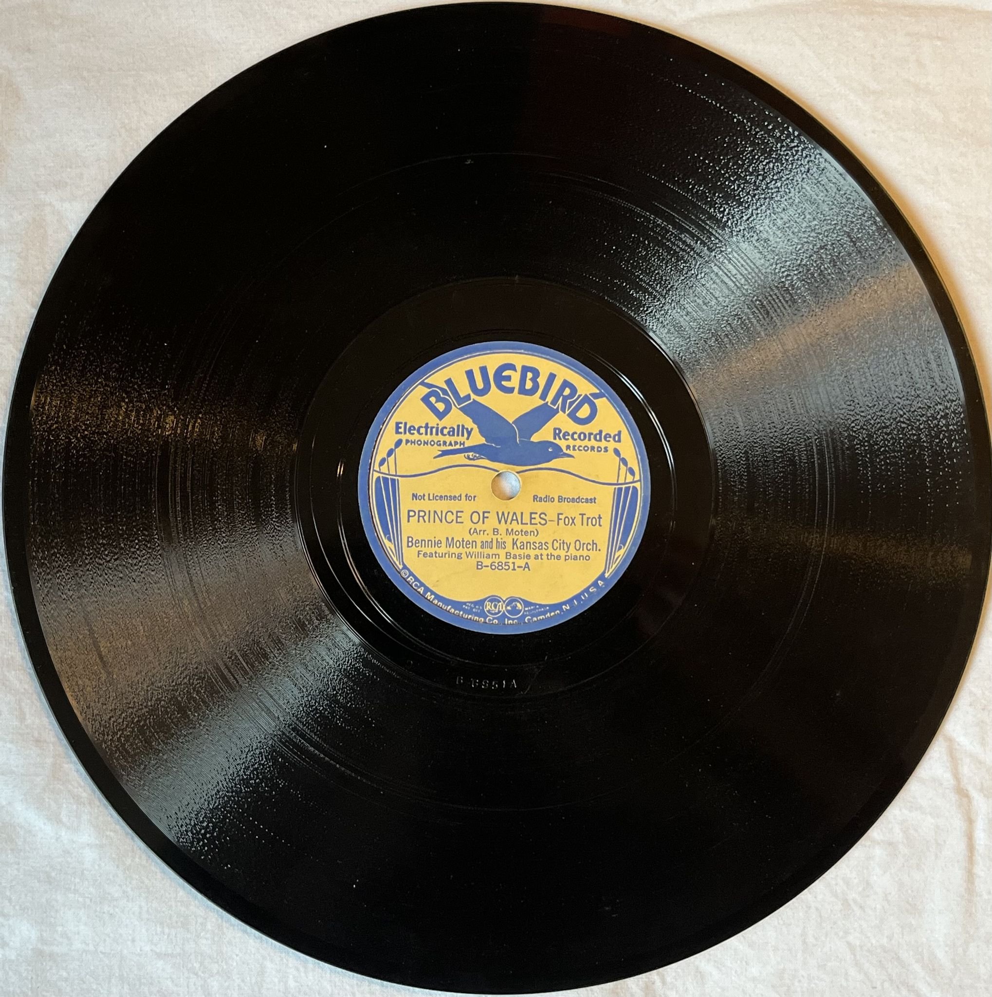 Omslagsbild för skivan Bennie Moten's Kansas City Orchestra 10" Bluebird B-6851 *** SIGNED ***