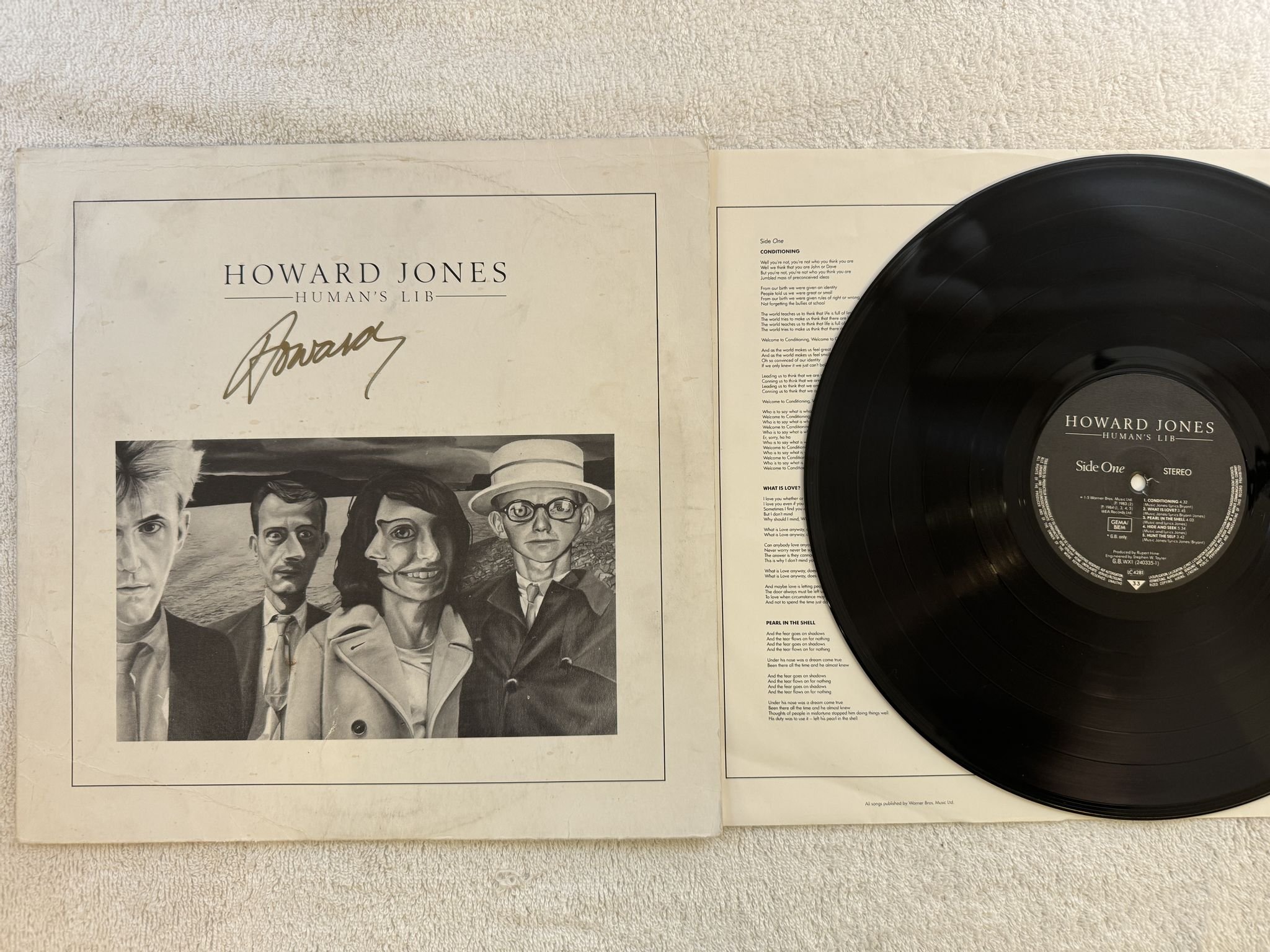 Omslagsbild för skivan HOWARD JONES human's lib LP Ger WEA 240335-1 *** Signed ***