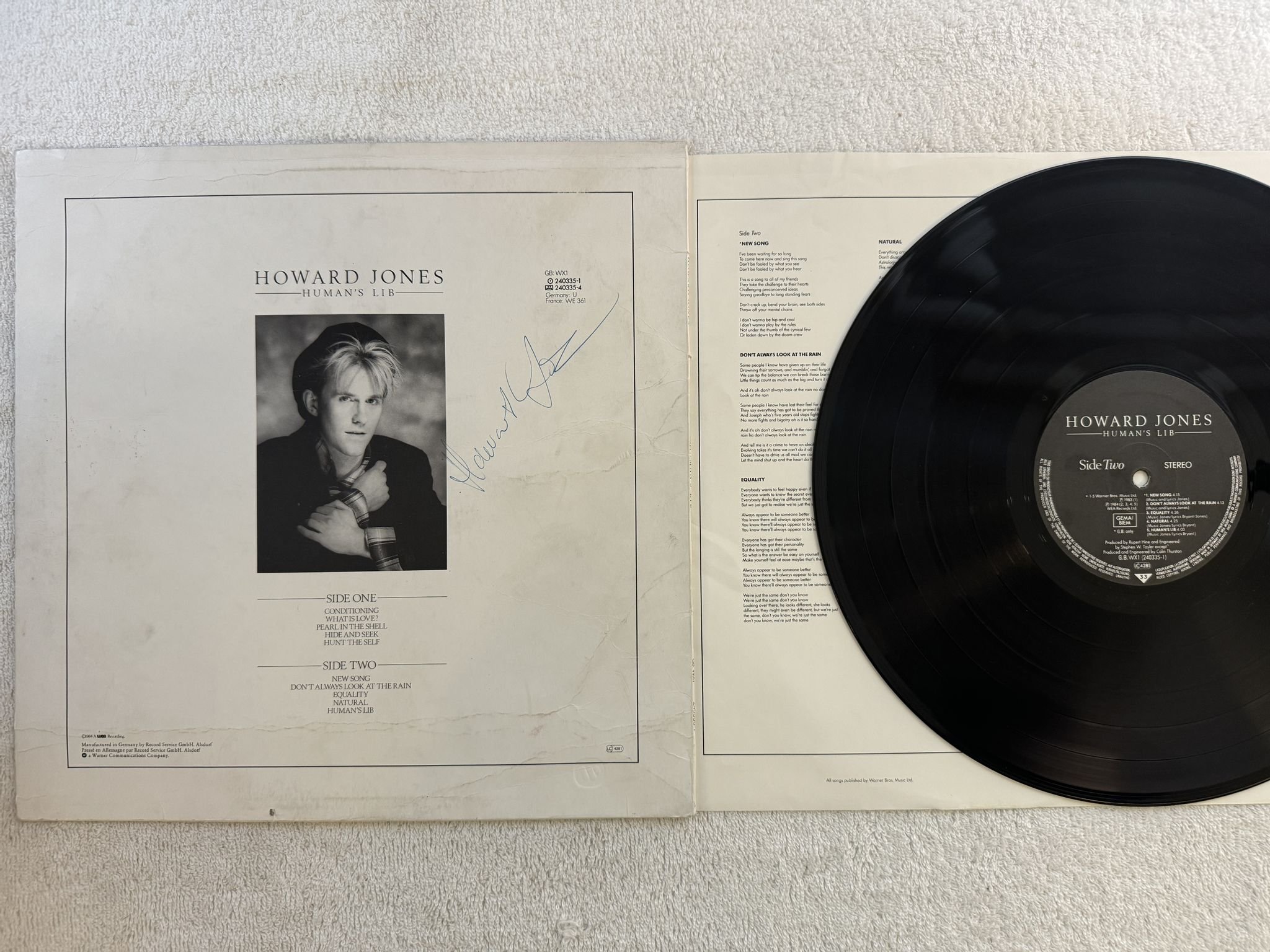 Omslagsbild för skivan HOWARD JONES human's lib LP Ger WEA 240335-1 *** Signed ***