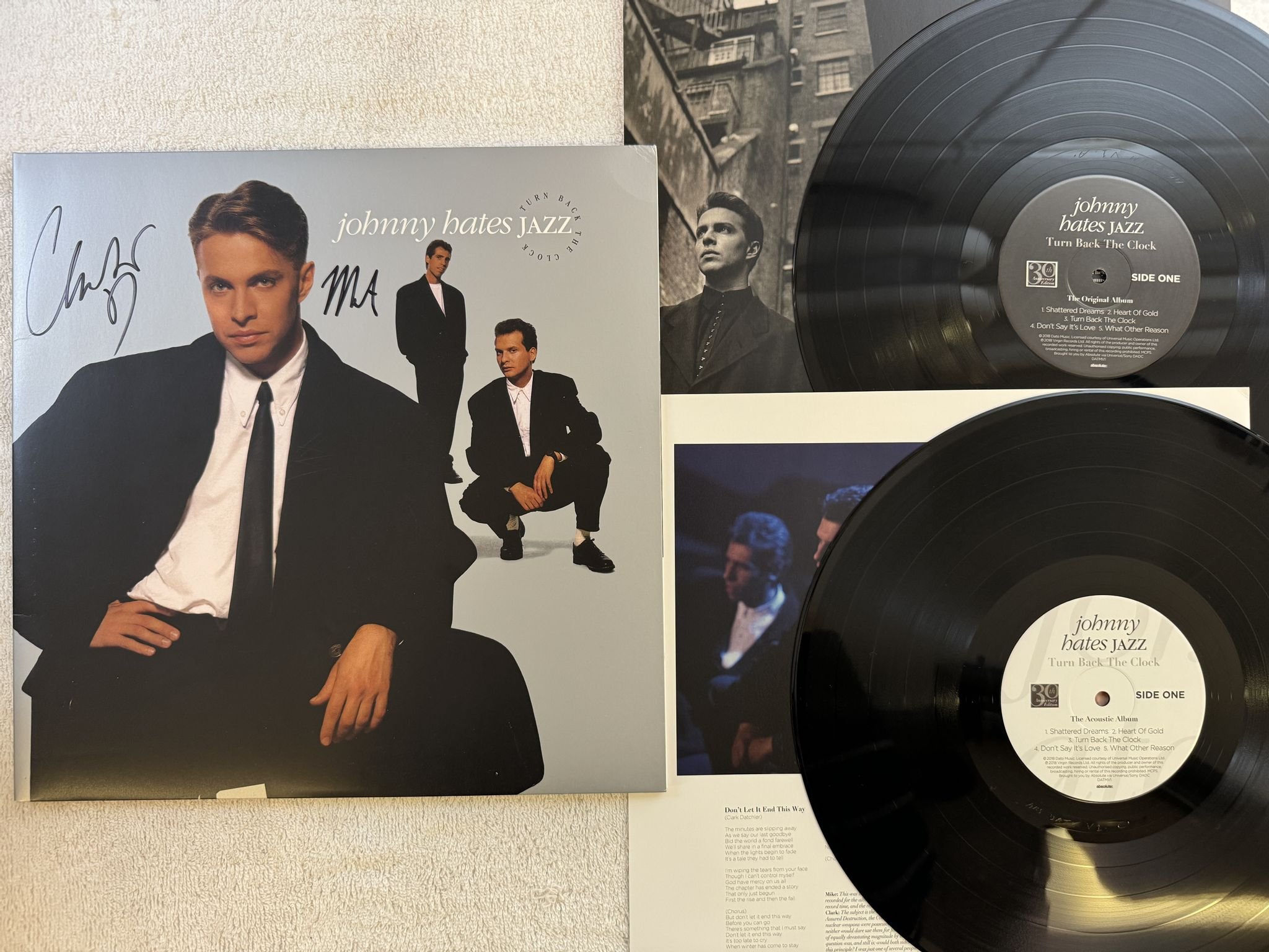 Omslagsbild för skivan JOHNNY HATES JAZZ Turn Back The Clock 2xLP 2018 ABSOLUTE – DATMV1 *** Signed ***