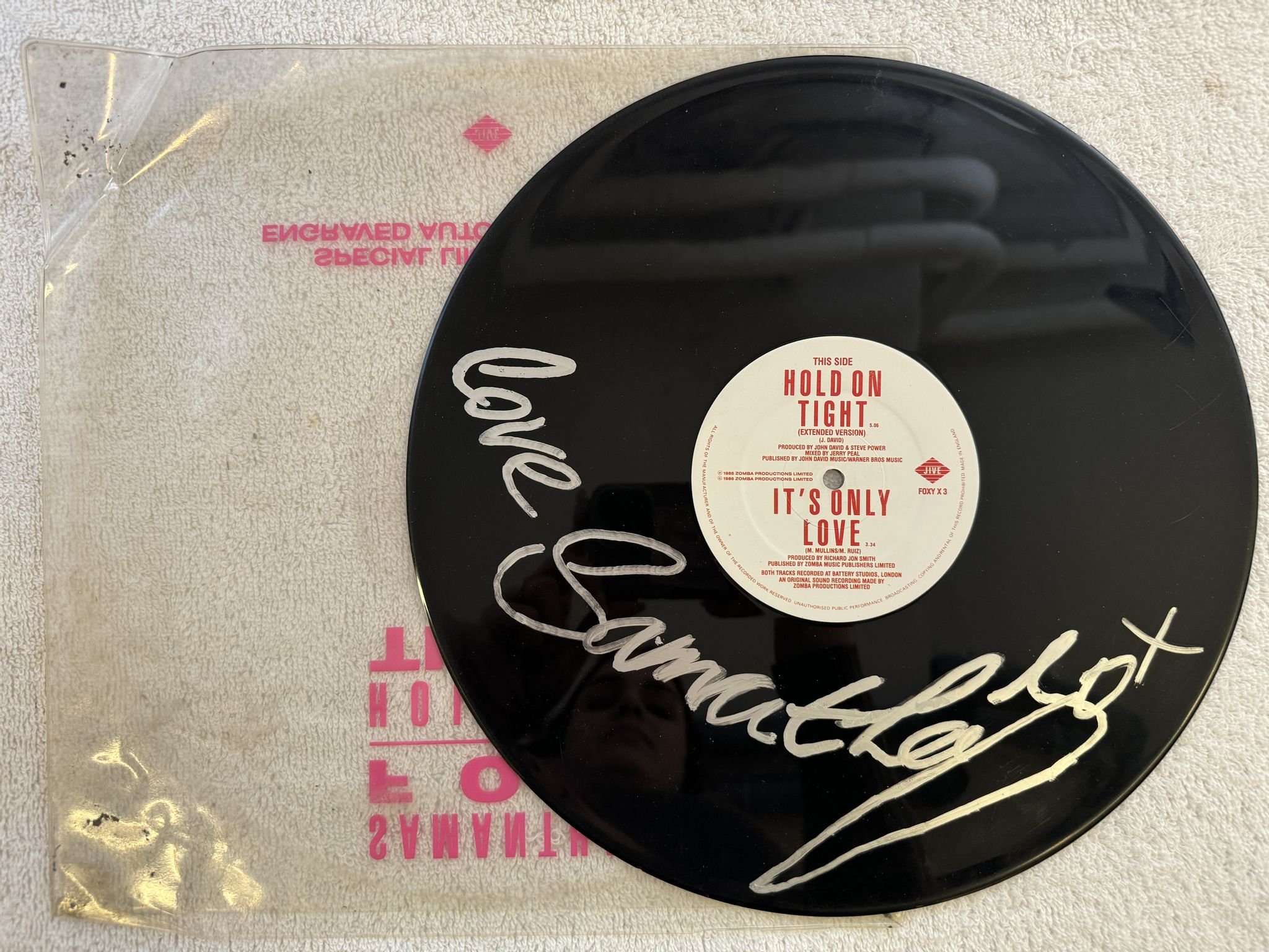 Omslagsbild för skivan SAMANTHA FOX hold on tight 12" JIVE FOXY X 3 *** Signed vinyl ***
