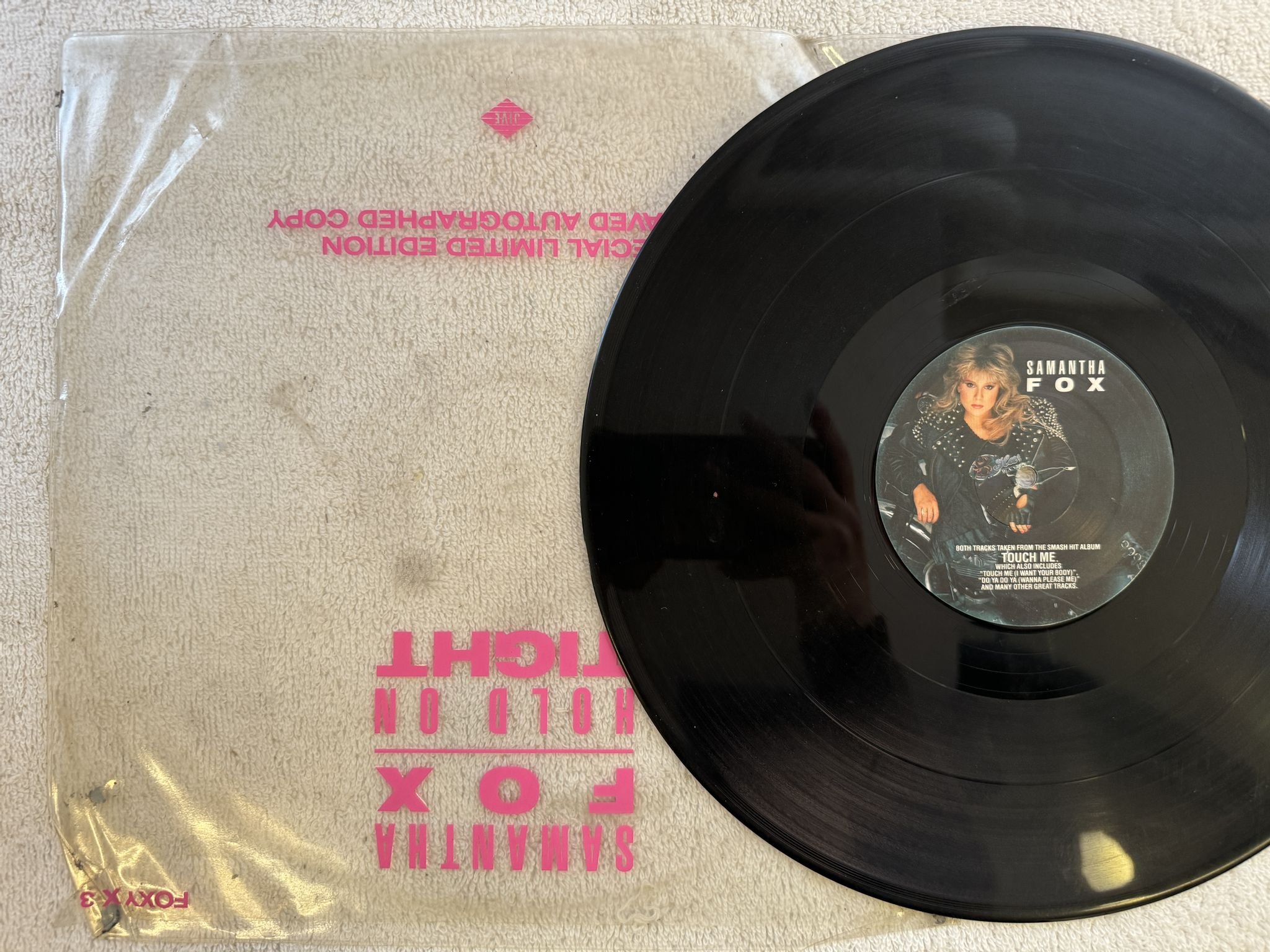 Omslagsbild för skivan SAMANTHA FOX hold on tight 12" JIVE FOXY X 3 *** Signed vinyl ***