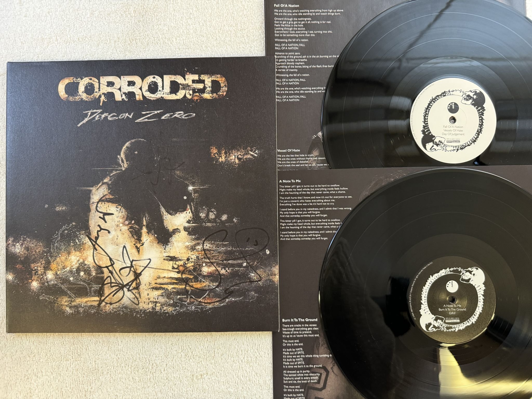 Omslagsbild för skivan CORRODED defcon zero 2xLP 2017 DESPOTZ DZLP043 *** Signed ***