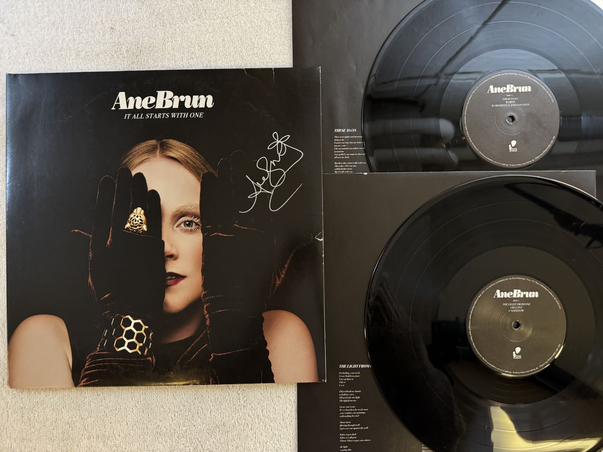 Omslagsbild för skivan ANE BRUN It All Starts With One 2xLP 2011 DEMVA12 *** Signed ***