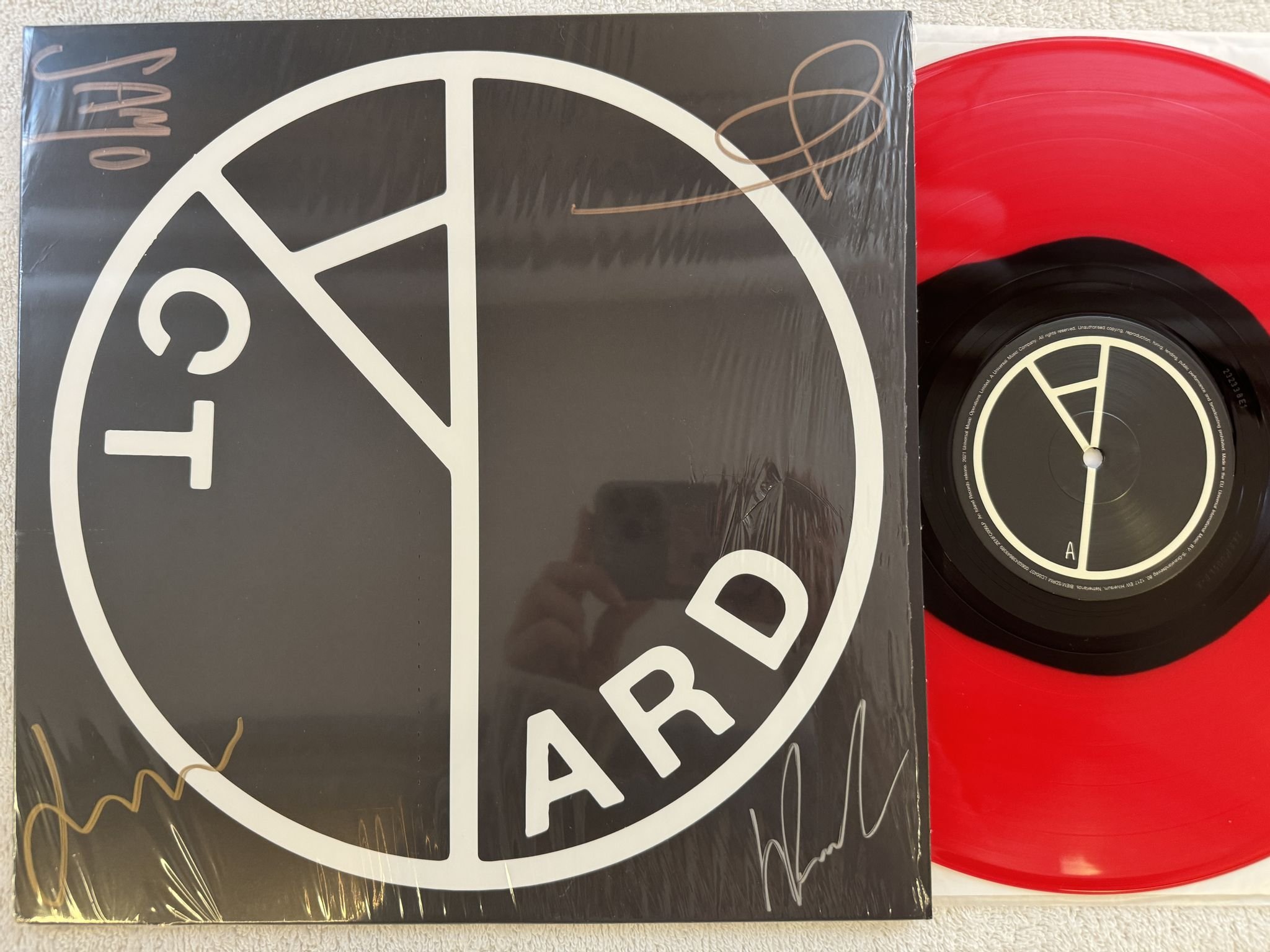 Omslagsbild för skivan YARD ACT The Overload LP 2022 UK ISLAND ZENFC006L ** FULLY SIGNED ***