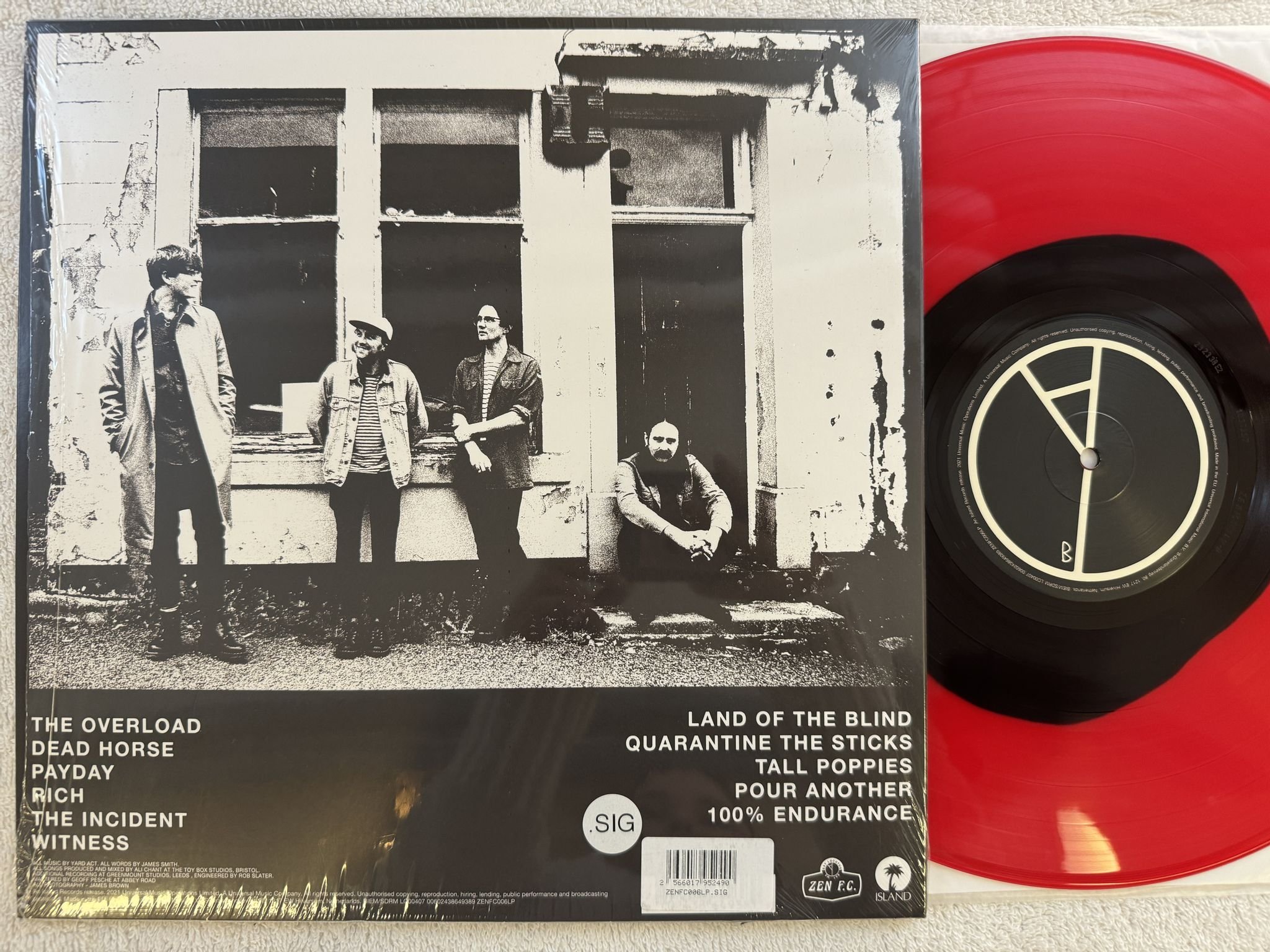 Omslagsbild för skivan YARD ACT The Overload LP 2022 UK ISLAND ZENFC006L ** FULLY SIGNED ***