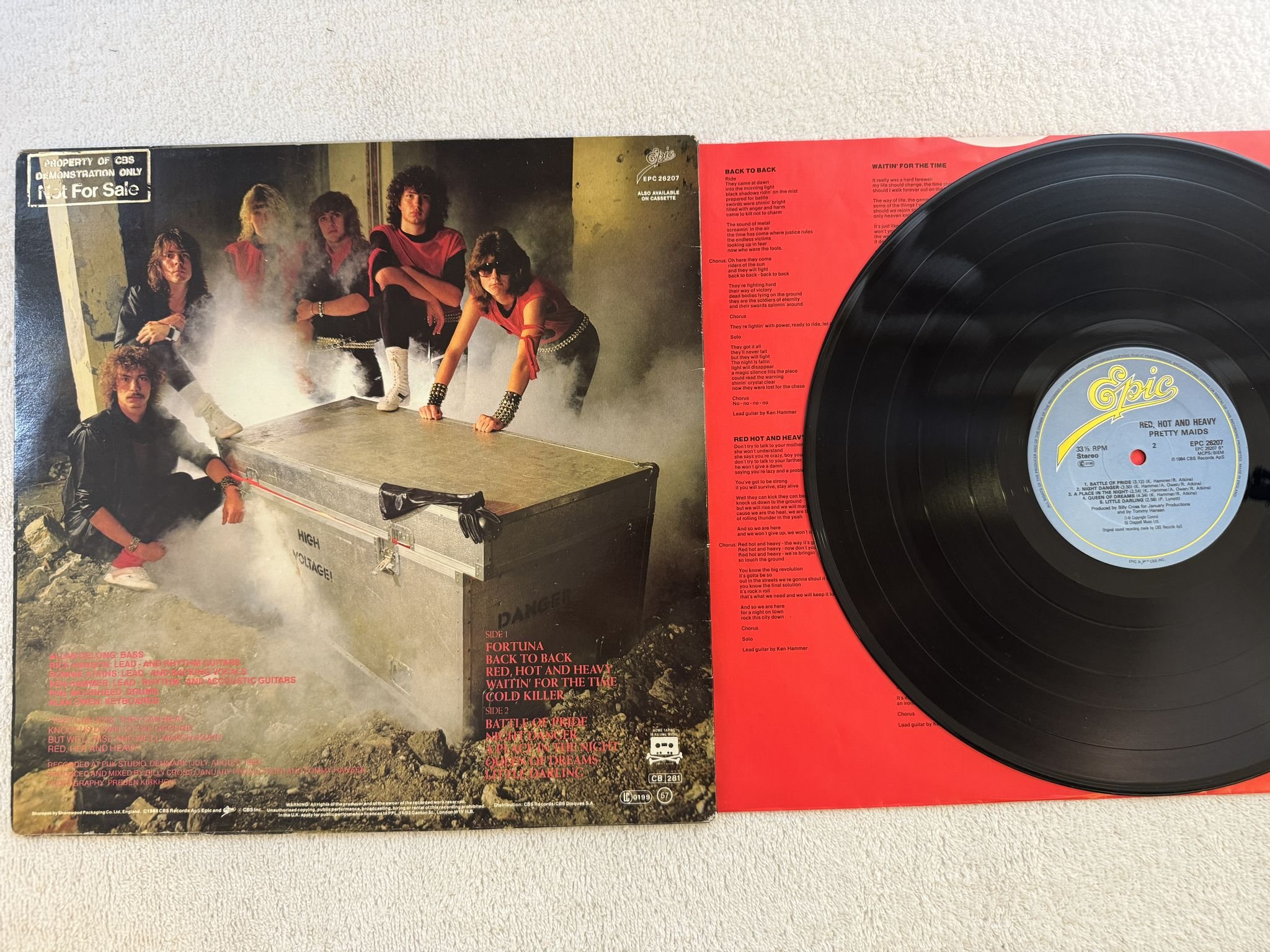 Omslagsbild för skivan PRETTY MAIDS red hot & heavy LP -84 UK EPIC EPC 26207 *** SIGNED ***