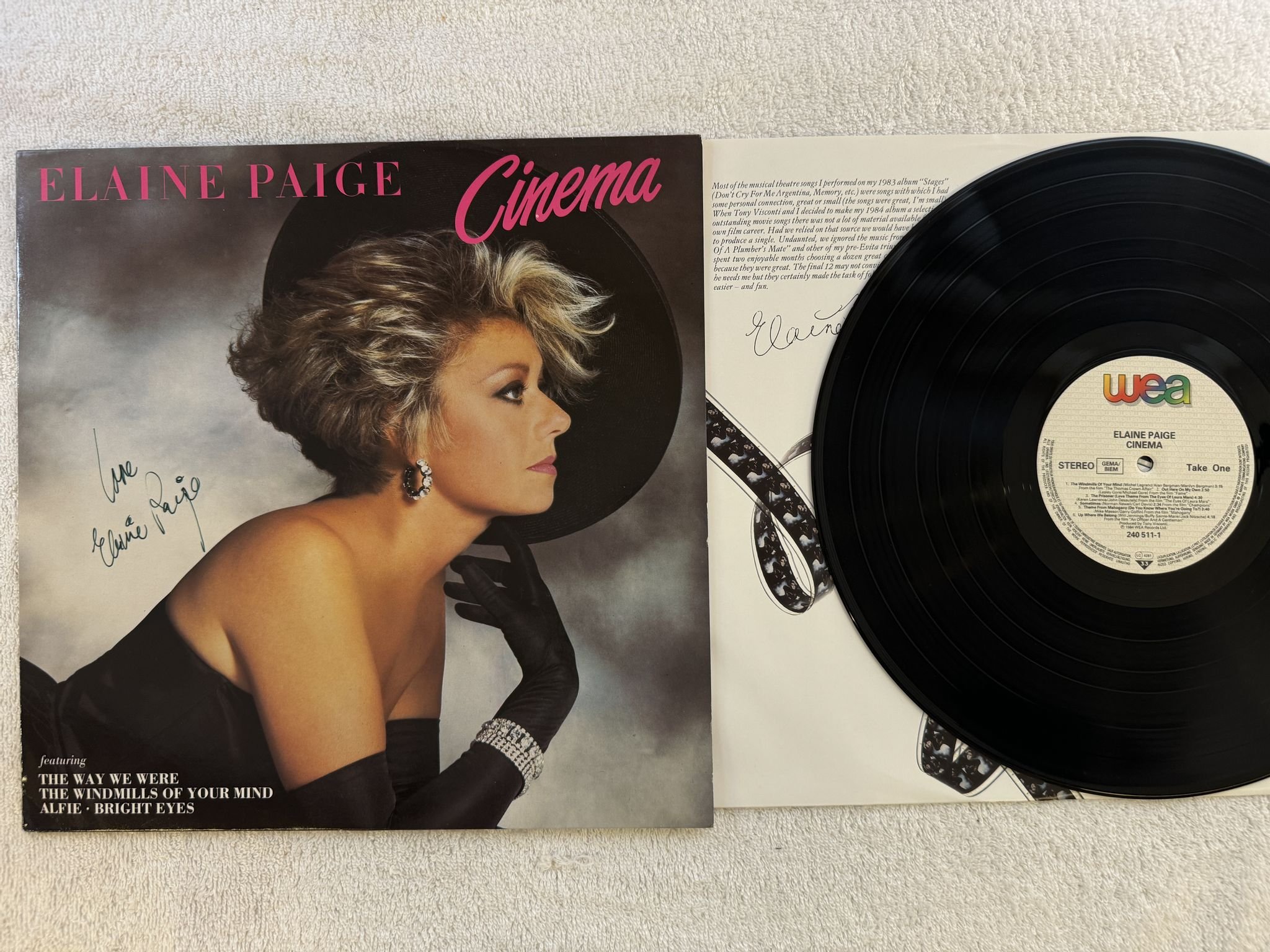 Omslagsbild för skivan ELAINE PAIGE cinema LP -84 WEA 240 511-1 *** SIGNED ***