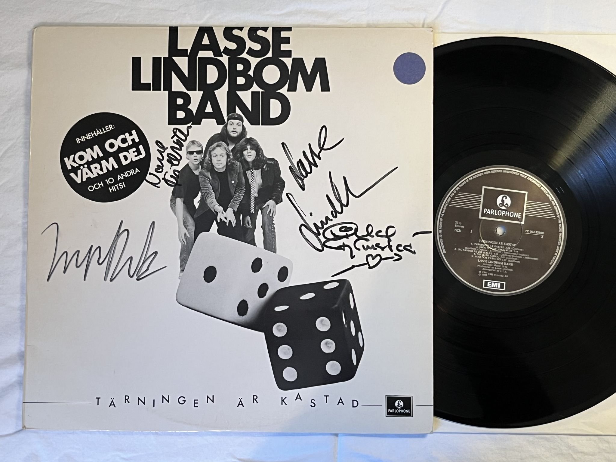 Omslagsbild för skivan LASSE LINDBOM BAND tärningen är kastad LP -80 7C 062-35800 ** FULLY SIGNED **