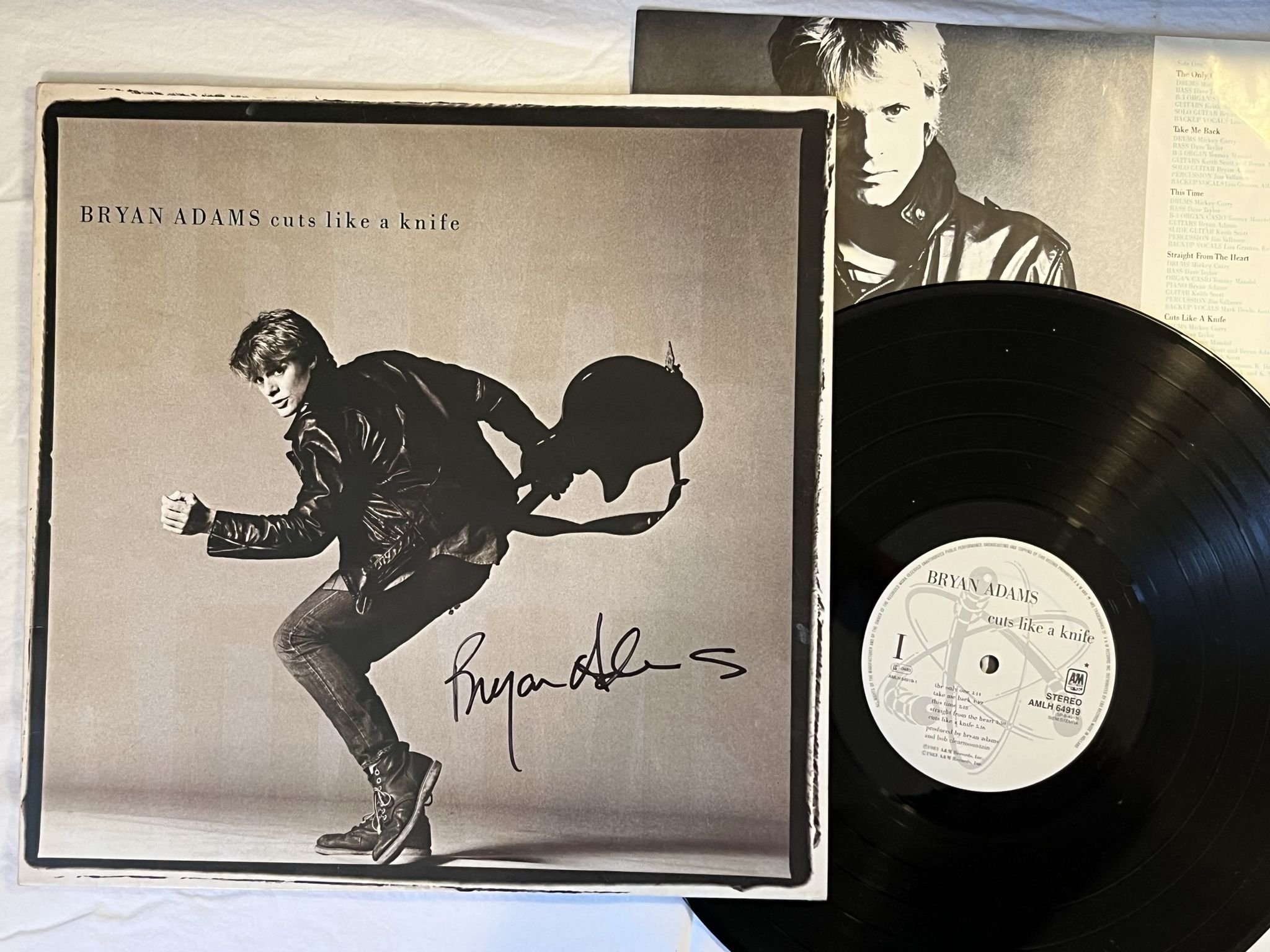 Omslagsbild för skivan BRYAN ADAMS cuts like a knife LP -83 A&M AMLH 64919 *** SIGNED ***
