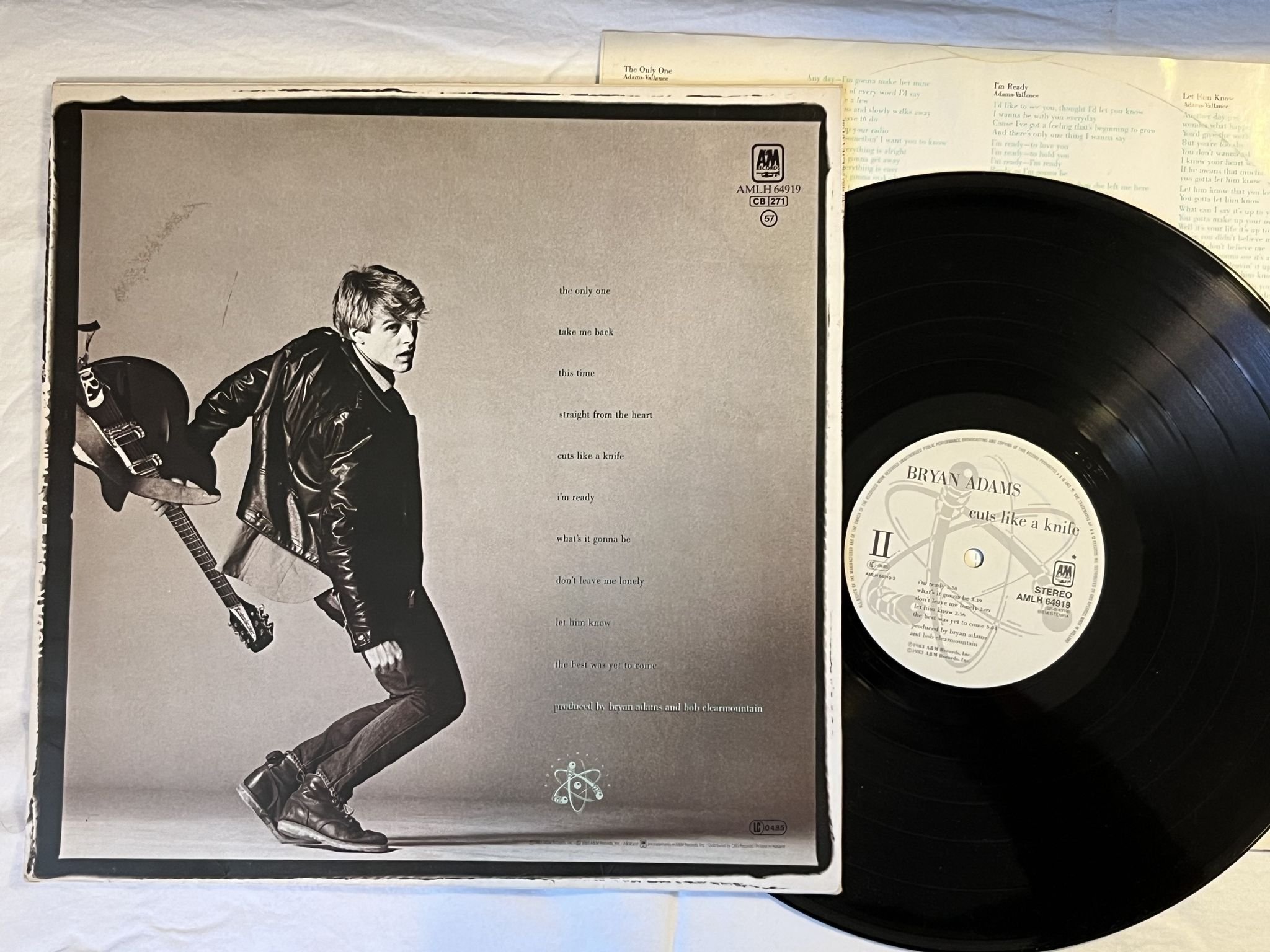 Omslagsbild för skivan BRYAN ADAMS cuts like a knife LP -83 A&M AMLH 64919 *** SIGNED ***