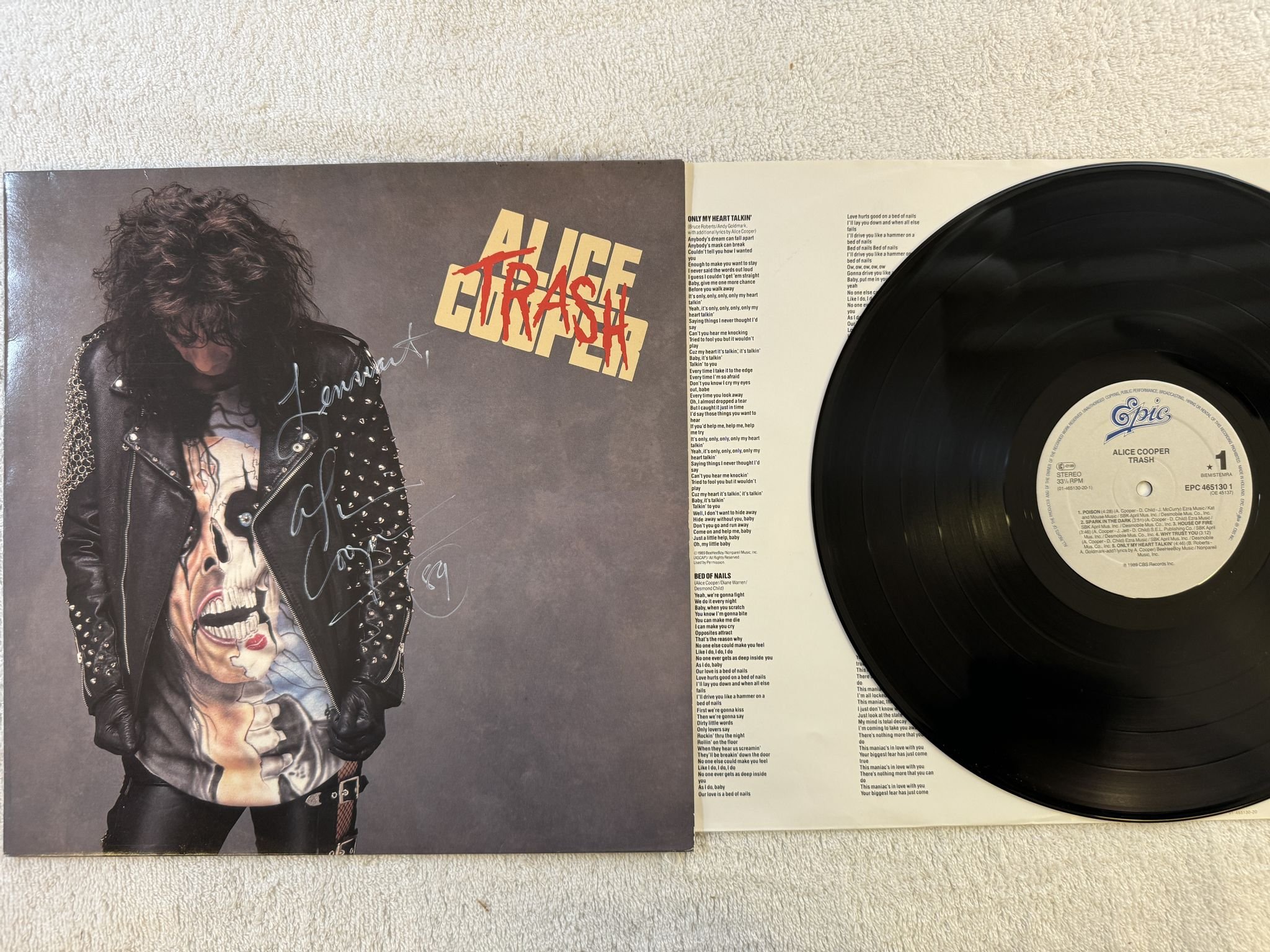 Omslagsbild för skivan ALICE COOPER trash LP -89 Hol EPIC EPC 4651301 *** SIGNED ***