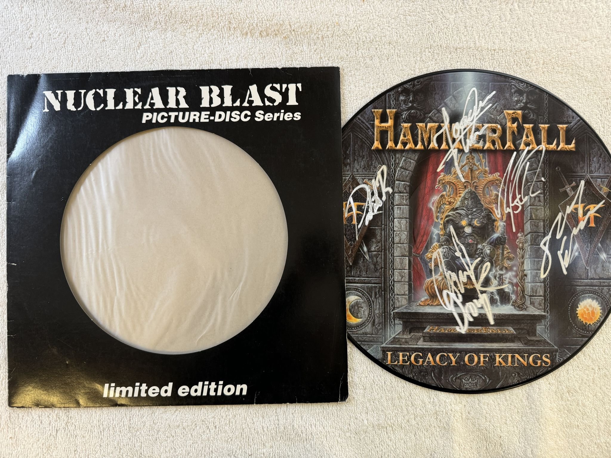 Omslagsbild för skivan HAMMERFALL legacy of kings LP picture disc -98 NUCLEAR BLAST ** FULLY SIGNED **