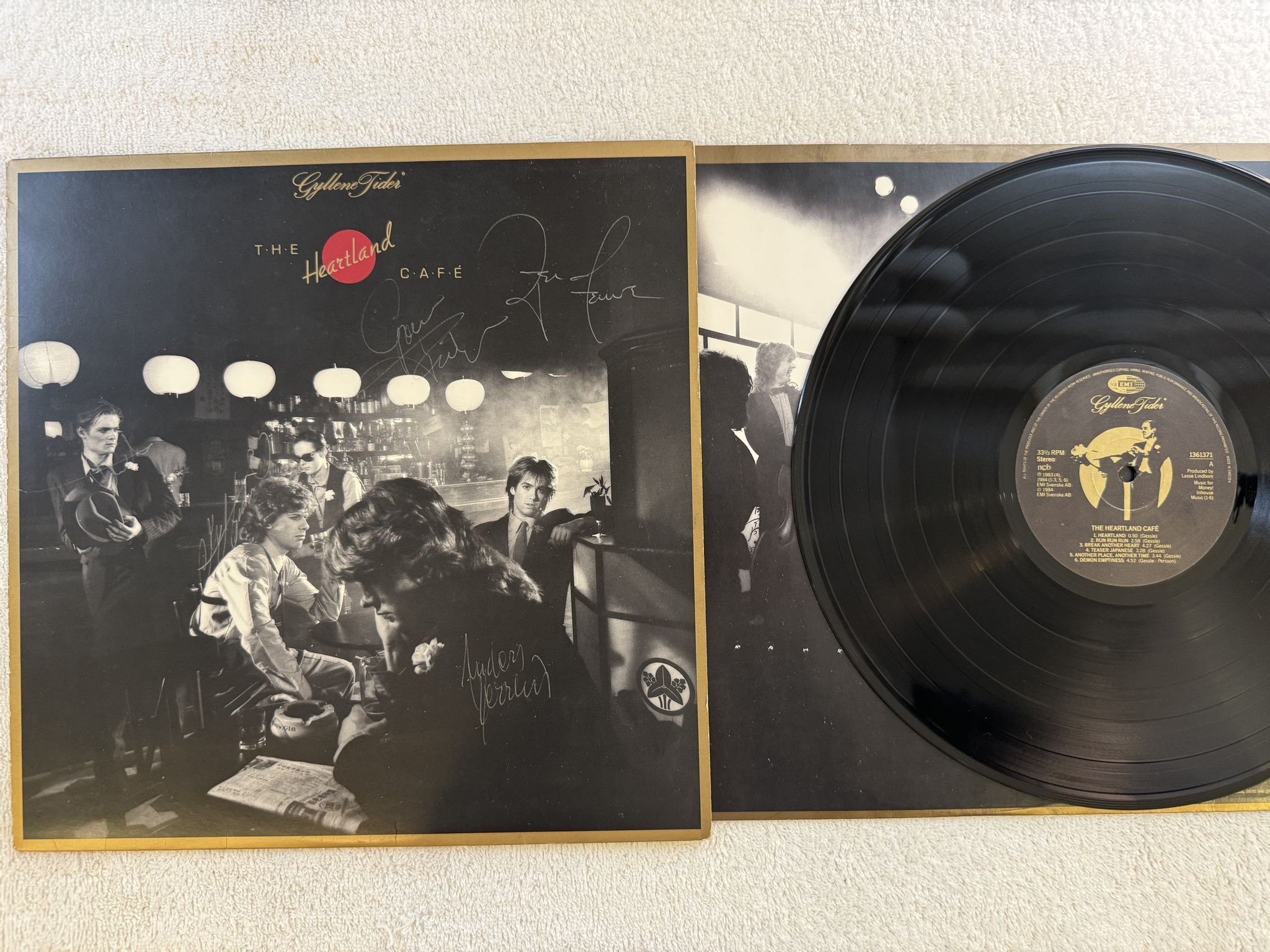 Omslagsbild för skivan GYLLENE TIDER the heartland cafe LP -84 Swe EMI 1361371 ** FULLY SIGNED **