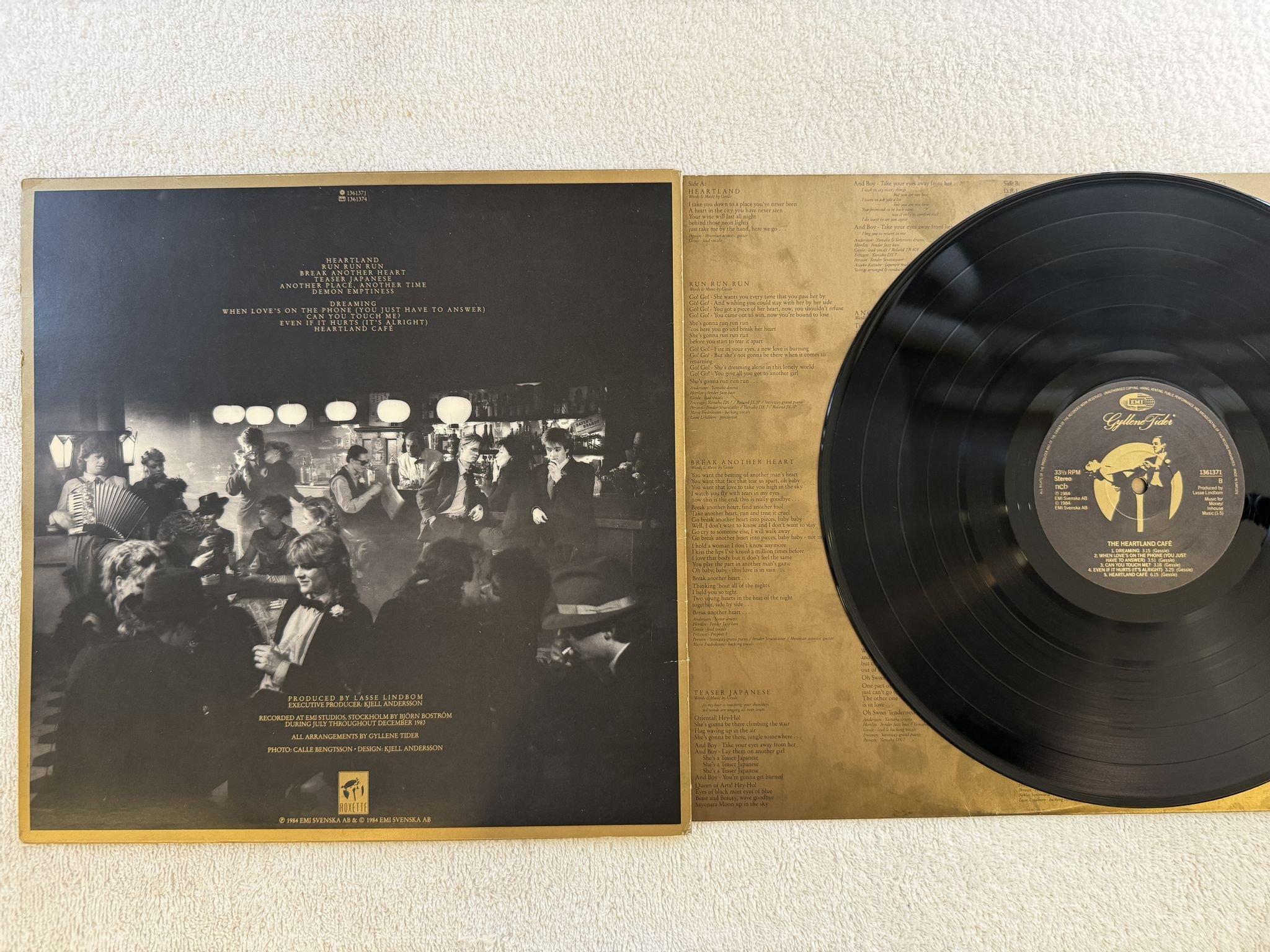 Omslagsbild för skivan GYLLENE TIDER the heartland cafe LP -84 Swe EMI 1361371 ** FULLY SIGNED **
