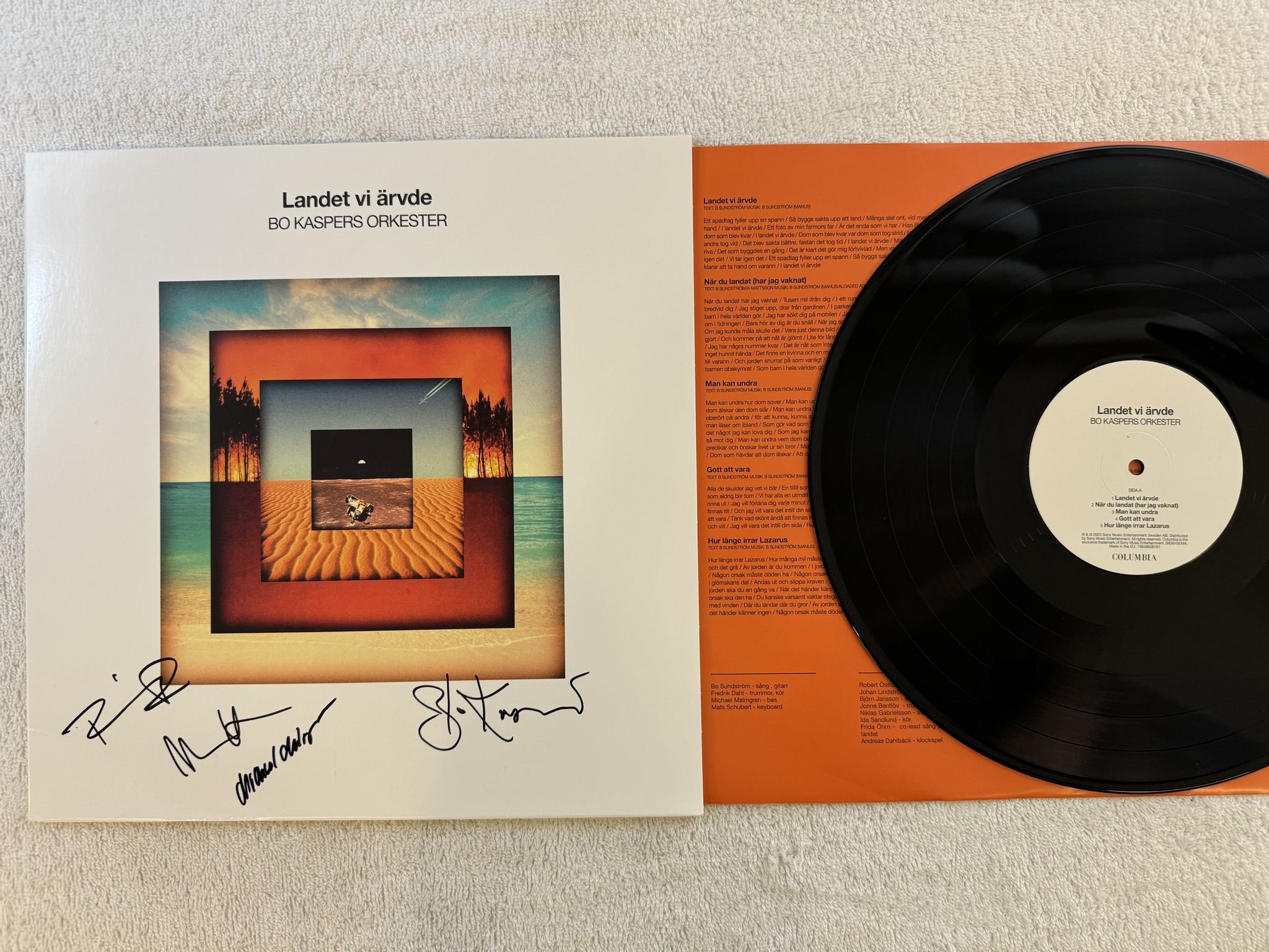 Omslagsbild för skivan BO KASPERS ORKESTER landet vi ärvde LP 2023 SONY MUSIC 19658836191 ** SIGNED **