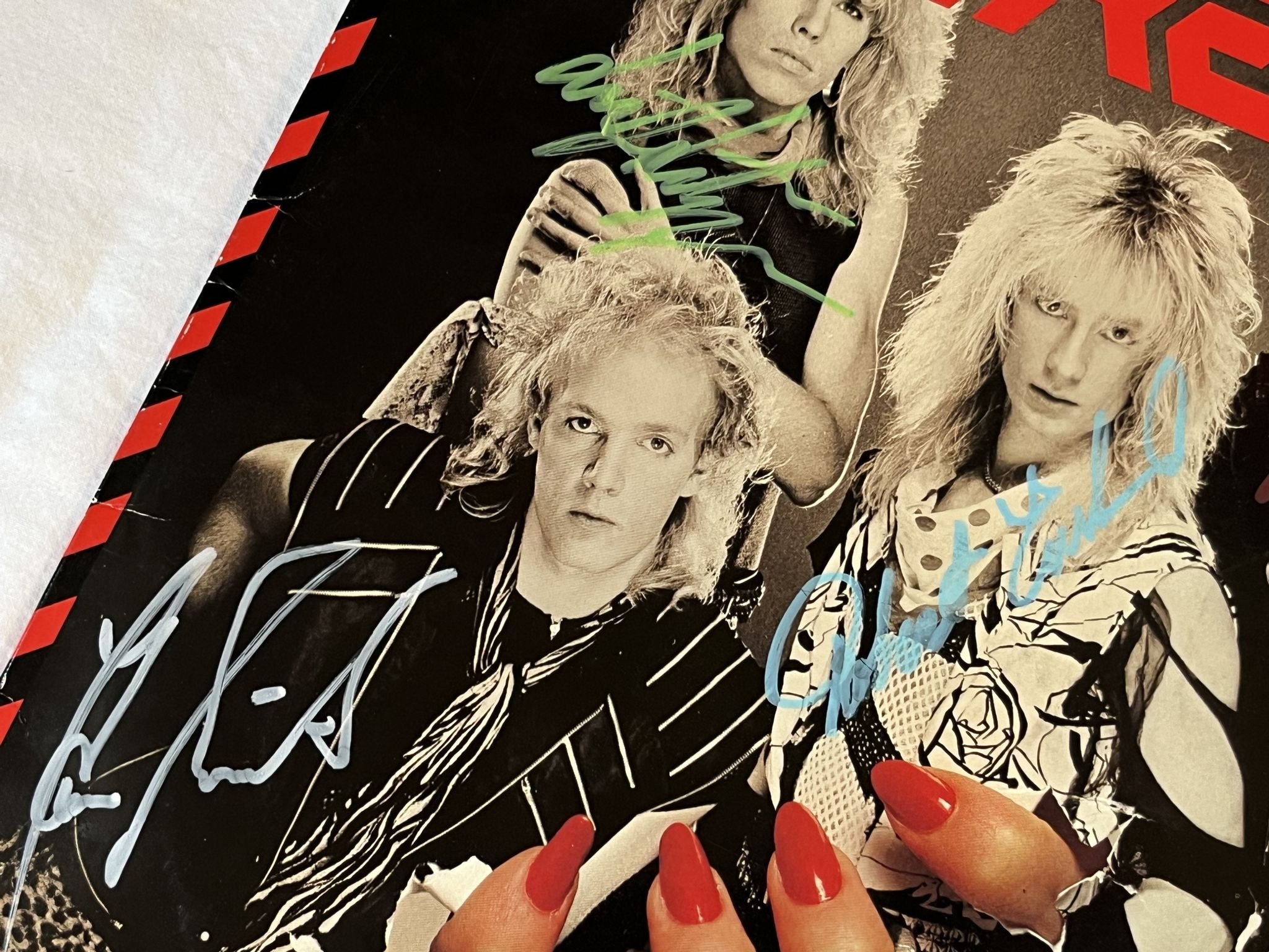Omslagsbild för skivan TREAT scratch and bite LP -85 ncb MERCURY 824353-1 *** FULLY SIGNED **