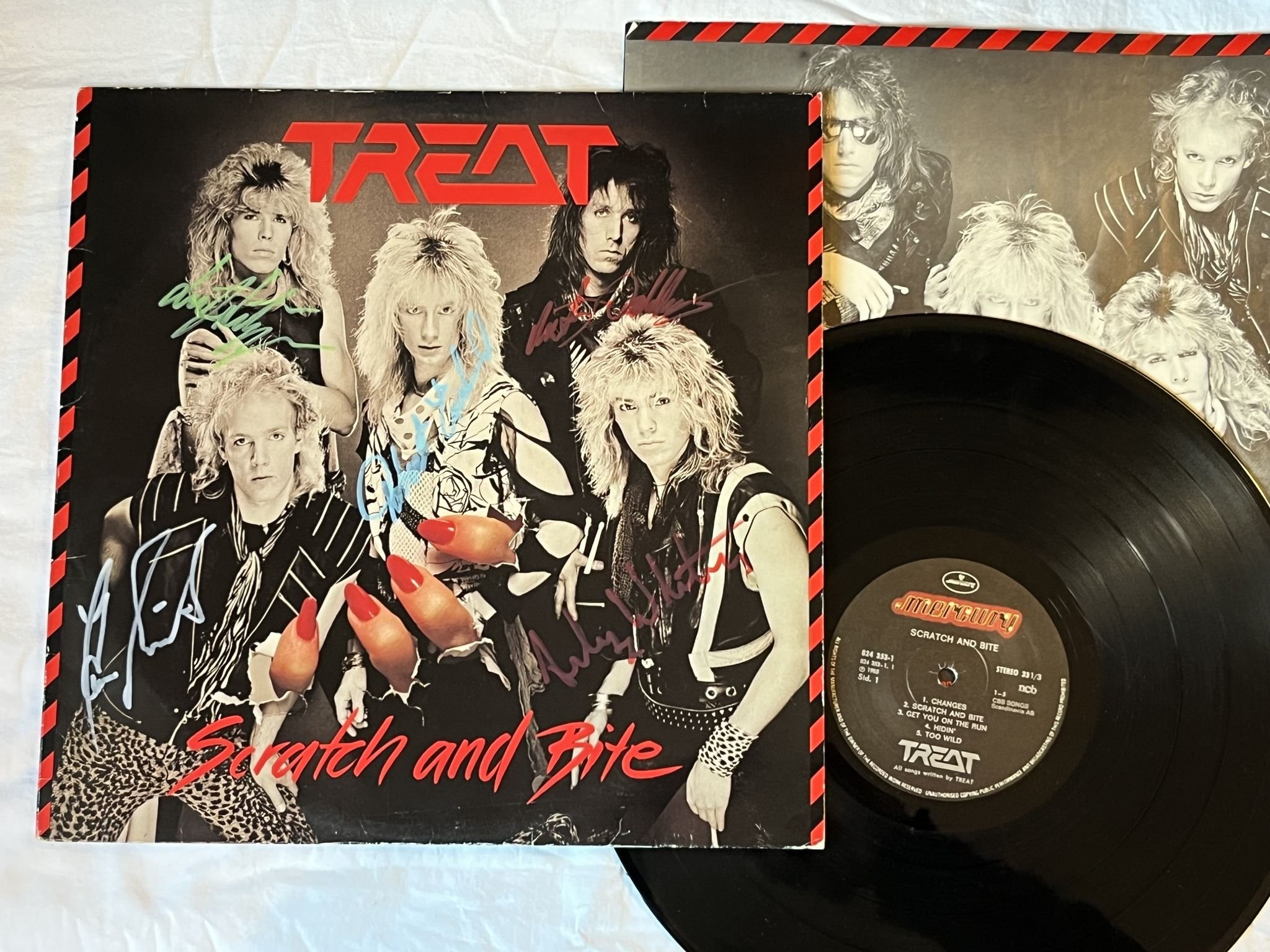 Omslagsbild för skivan TREAT scratch and bite LP -85 ncb MERCURY 824353-1 *** FULLY SIGNED **