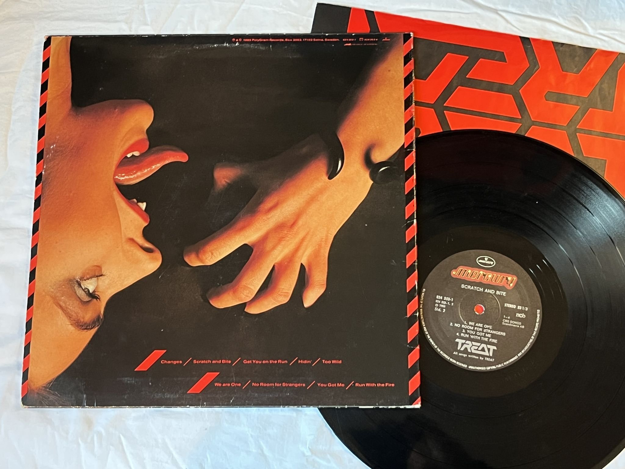 Omslagsbild för skivan TREAT scratch and bite LP -85 ncb MERCURY 824353-1 *** FULLY SIGNED **