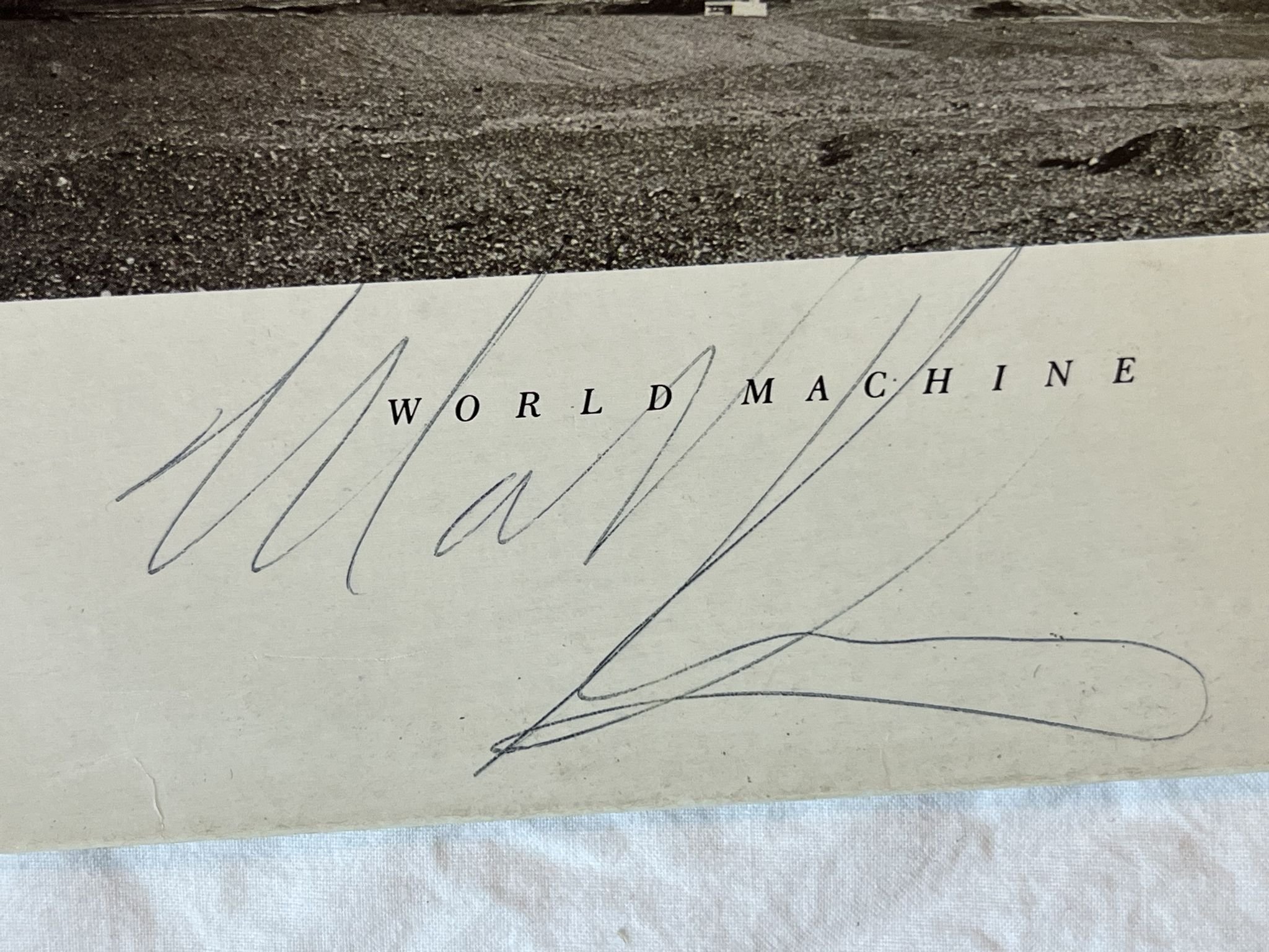 Omslagsbild för skivan LEVEL 42 world machine LP -85 POLYDOR POLH 25 ** FULLY SIGNED **
