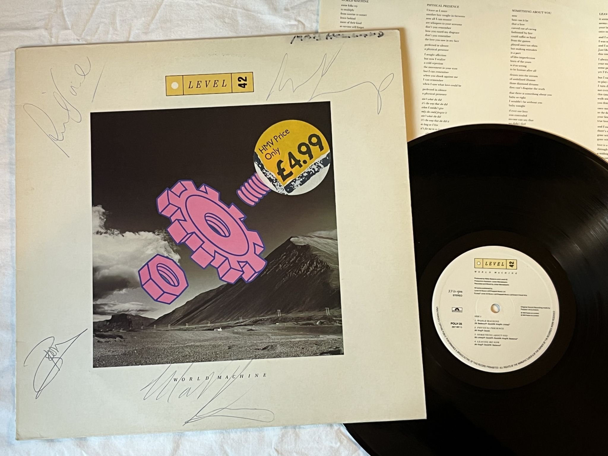 Omslagsbild för skivan LEVEL 42 world machine LP -85 POLYDOR POLH 25 ** FULLY SIGNED **