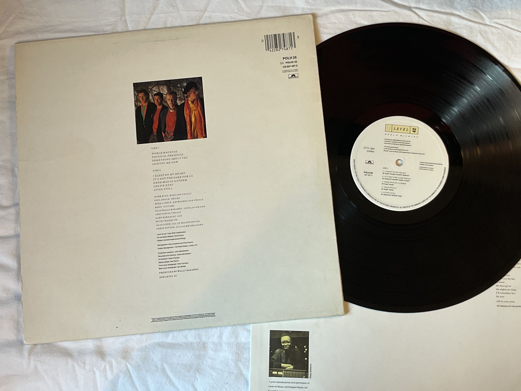 Omslagsbild för skivan LEVEL 42 world machine LP -85 POLYDOR POLH 25 ** FULLY SIGNED **